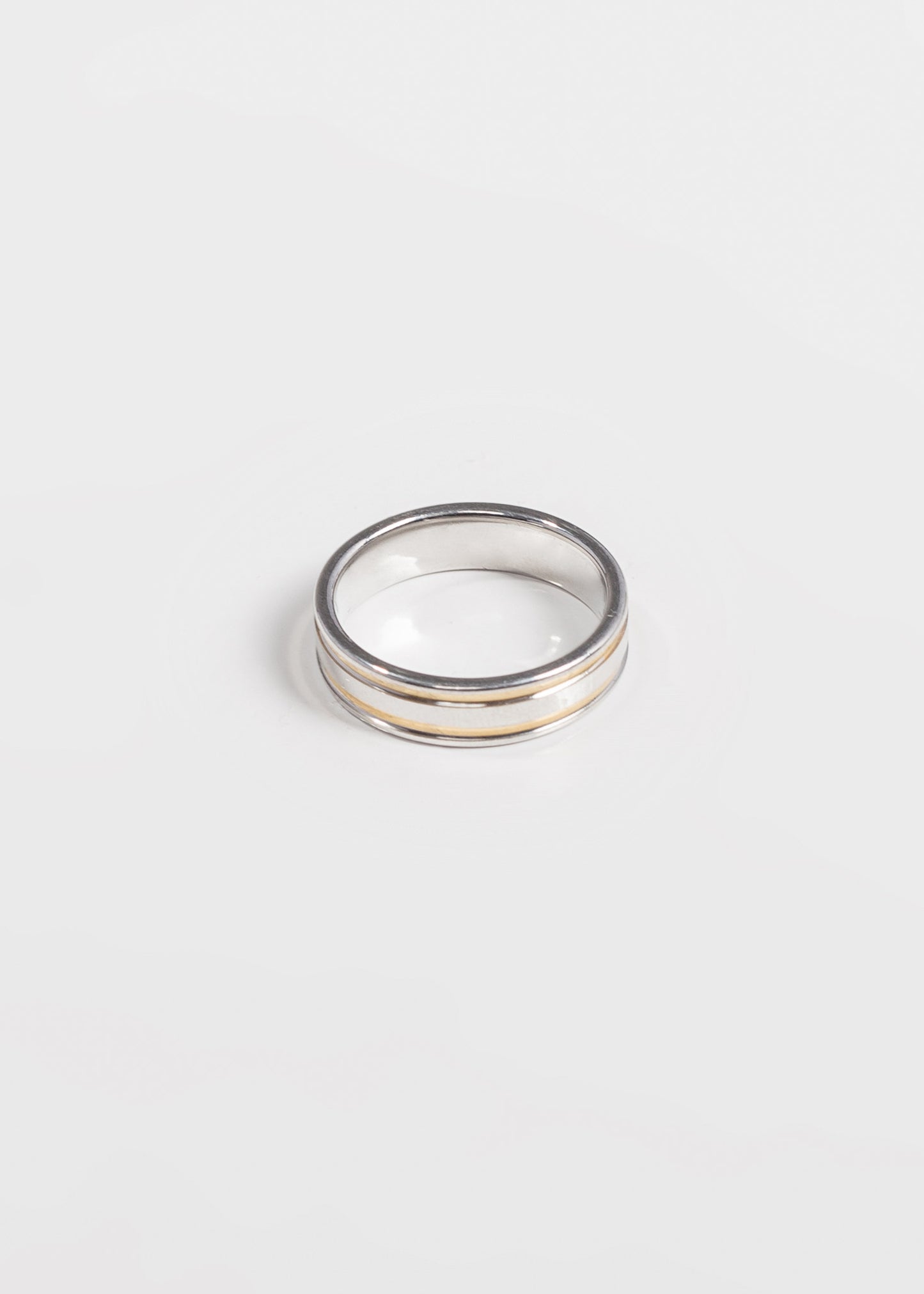 Anillo alianza líneas doradas acero quirúrgico