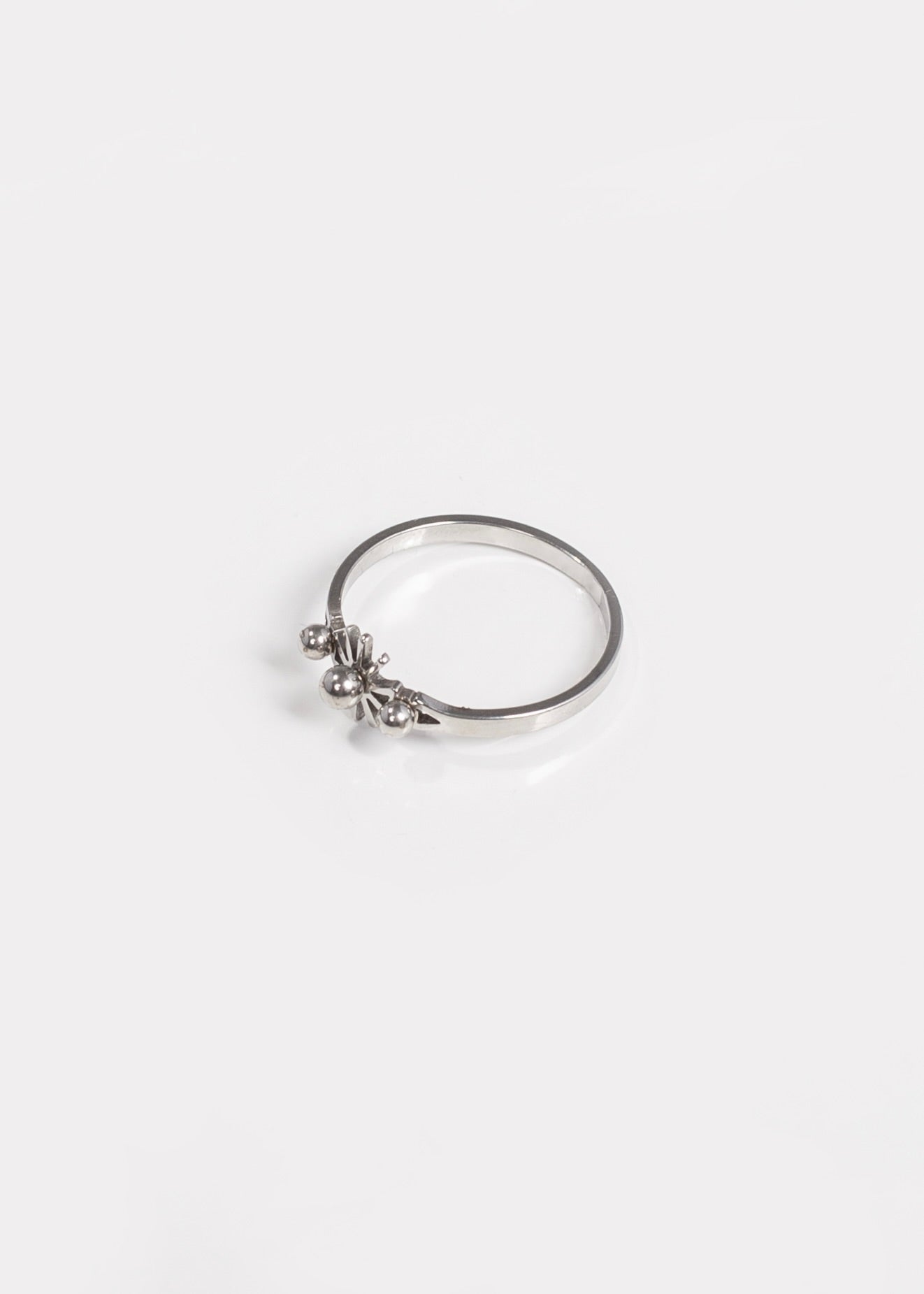 Anillo fino con esferas acero quirúrgico