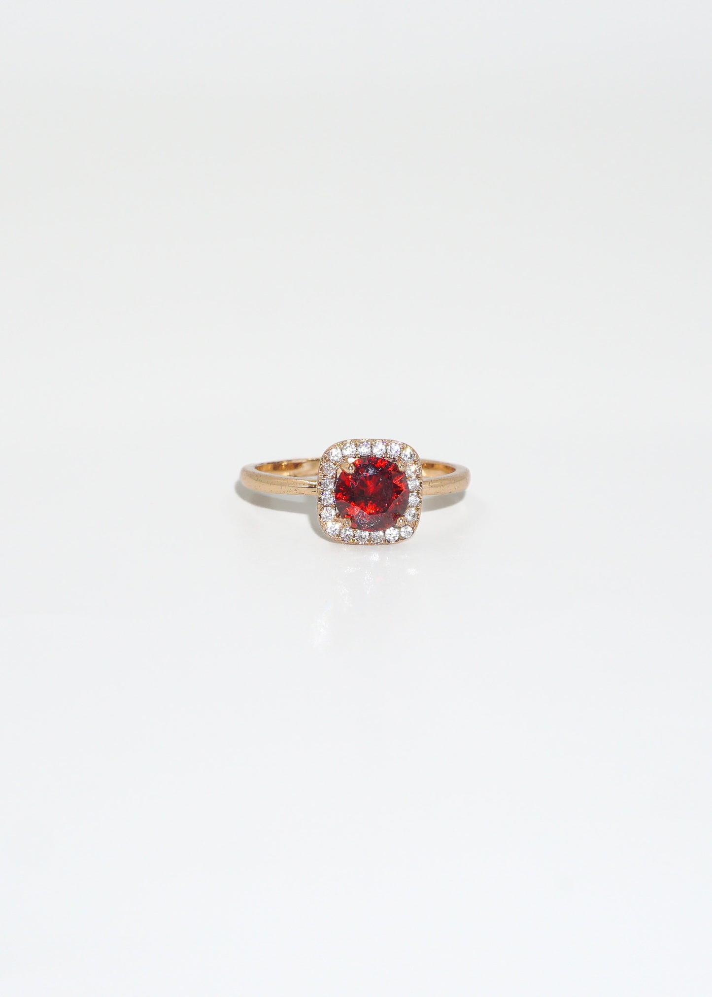 Anillo con zirconia roja cuadrada