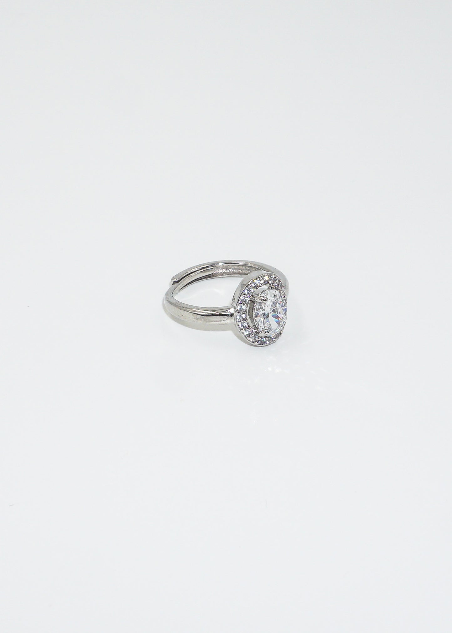 Anillo con zirconias blancas oval