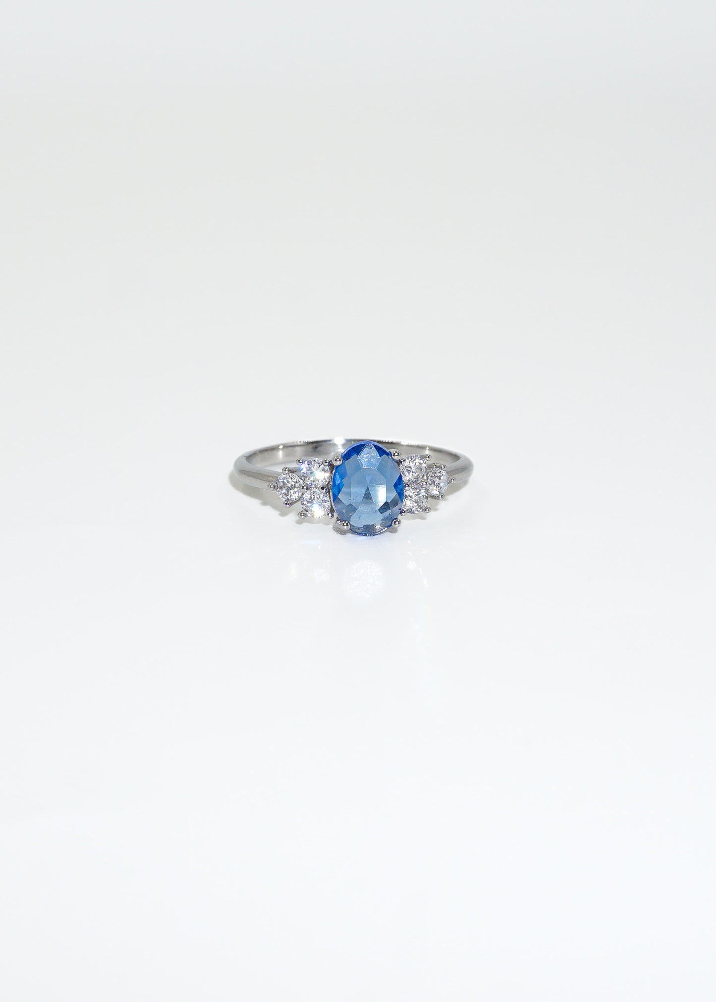 Anillo con zirconia blue oval