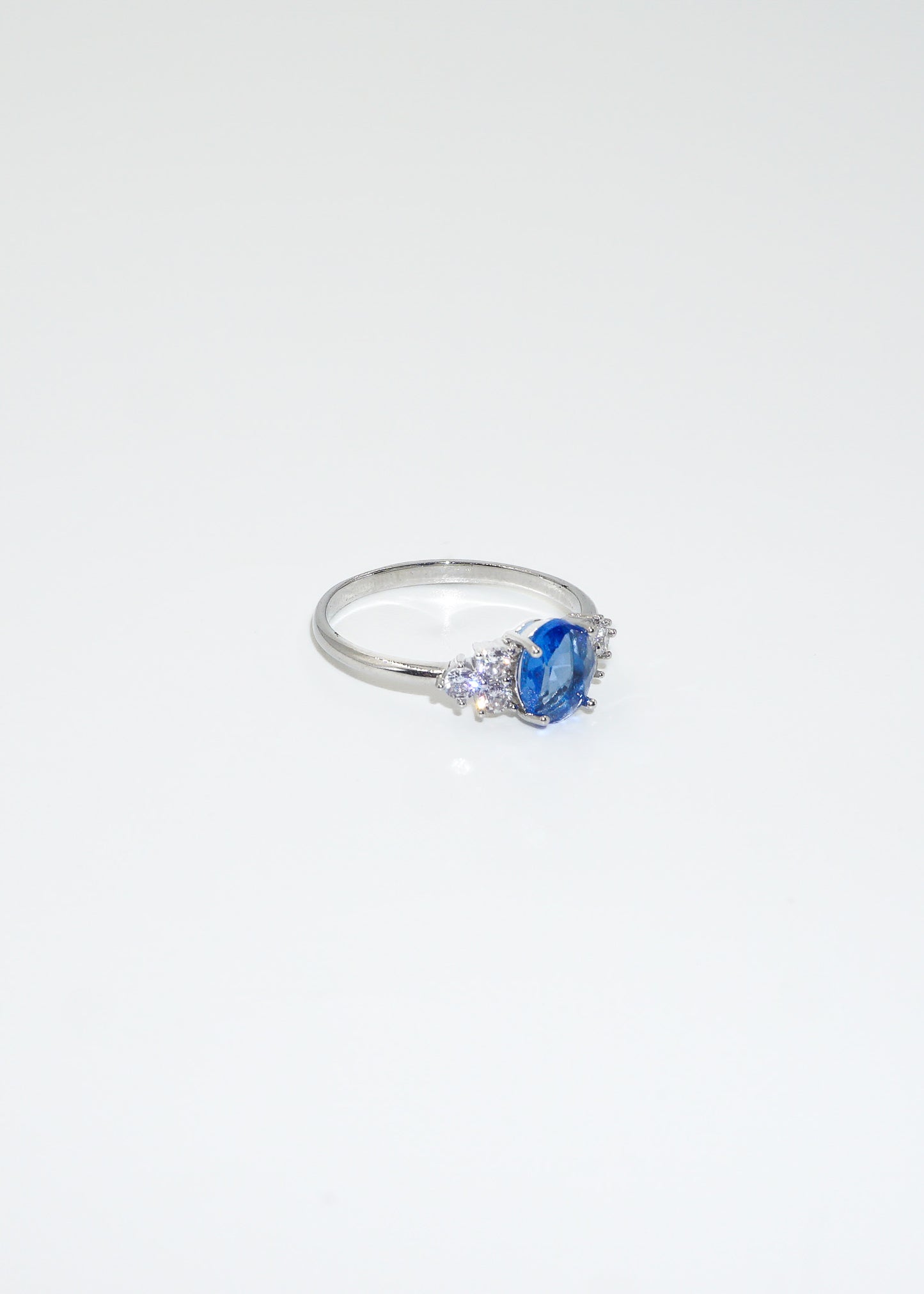 Anillo con zirconia blue oval