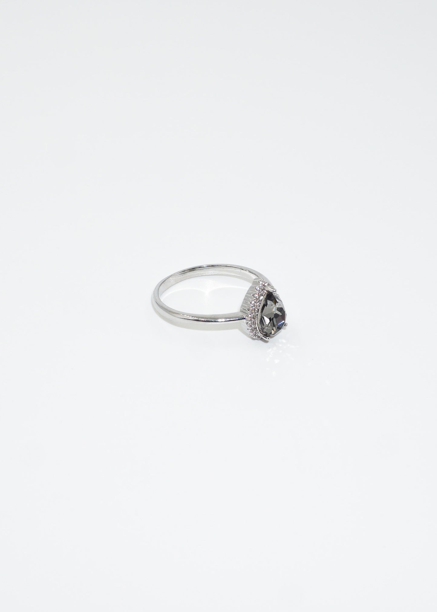 Anillo gota con zirconia gris marengo