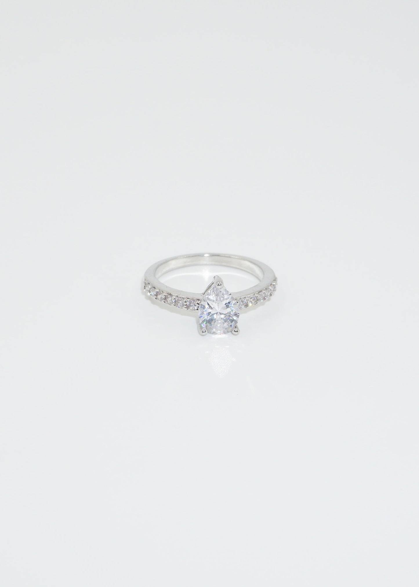 Anillo gota con laterales zirconias blancas