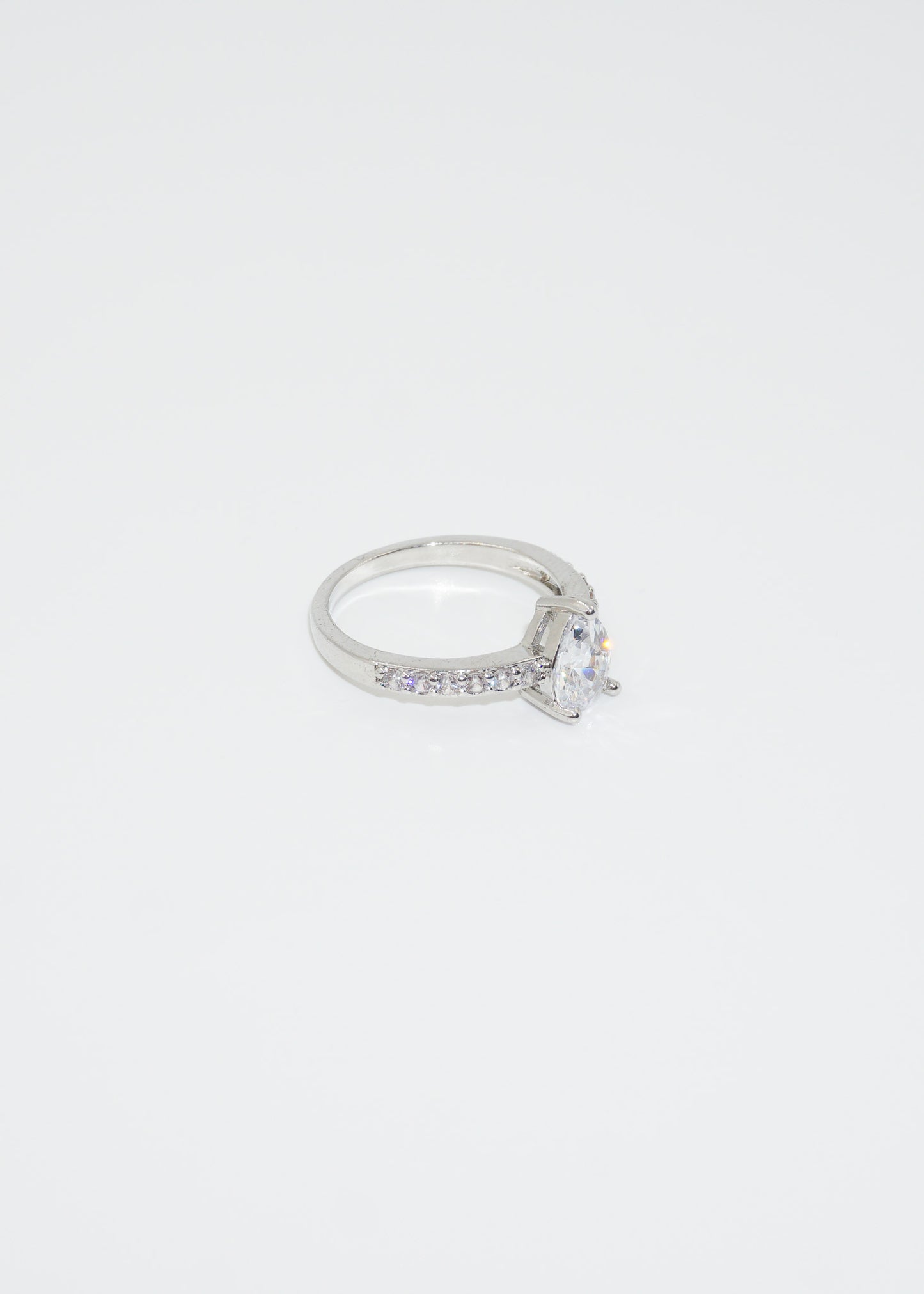Anillo gota con laterales zirconias blancas