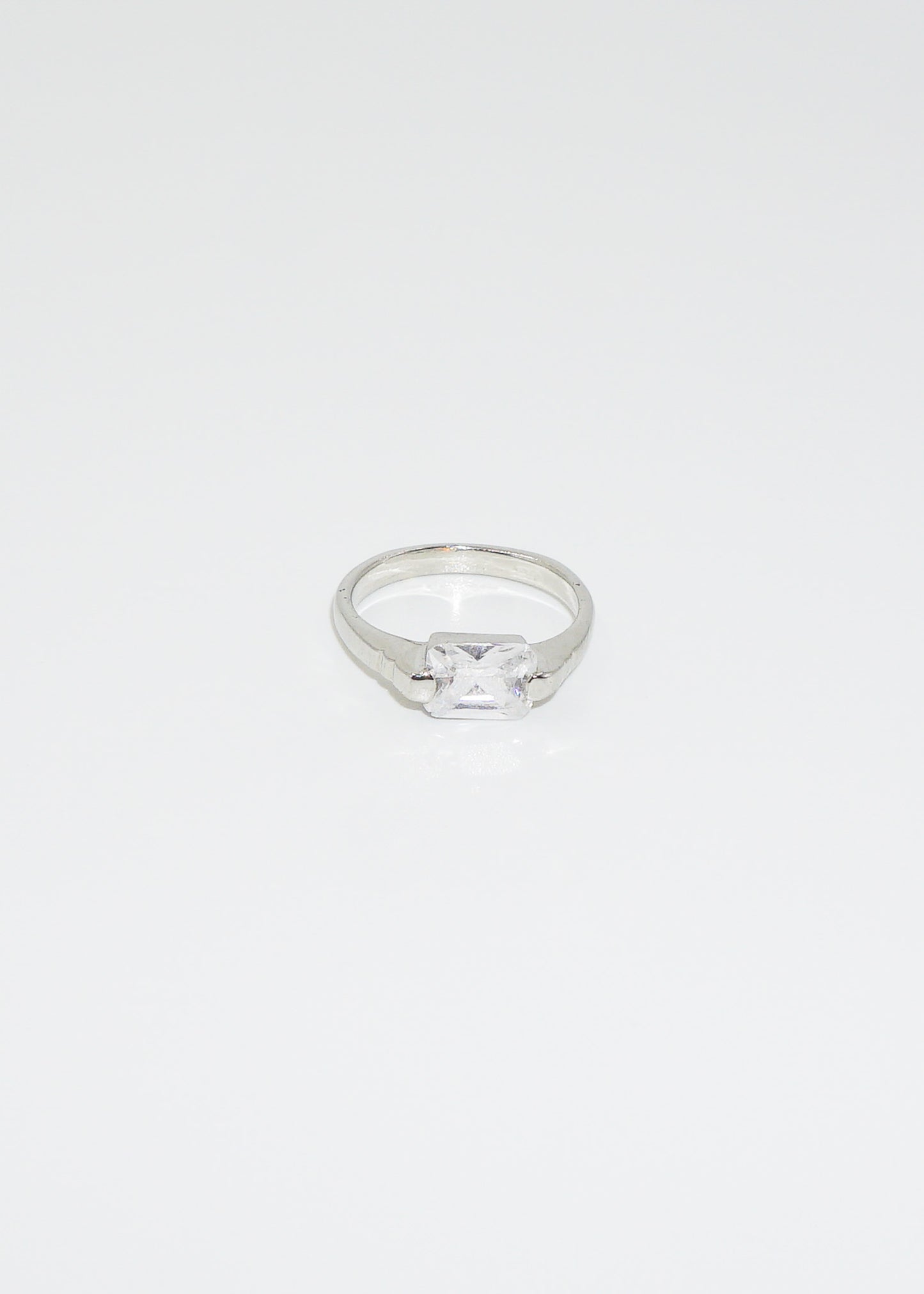 Anillo básico zirconia rectángular