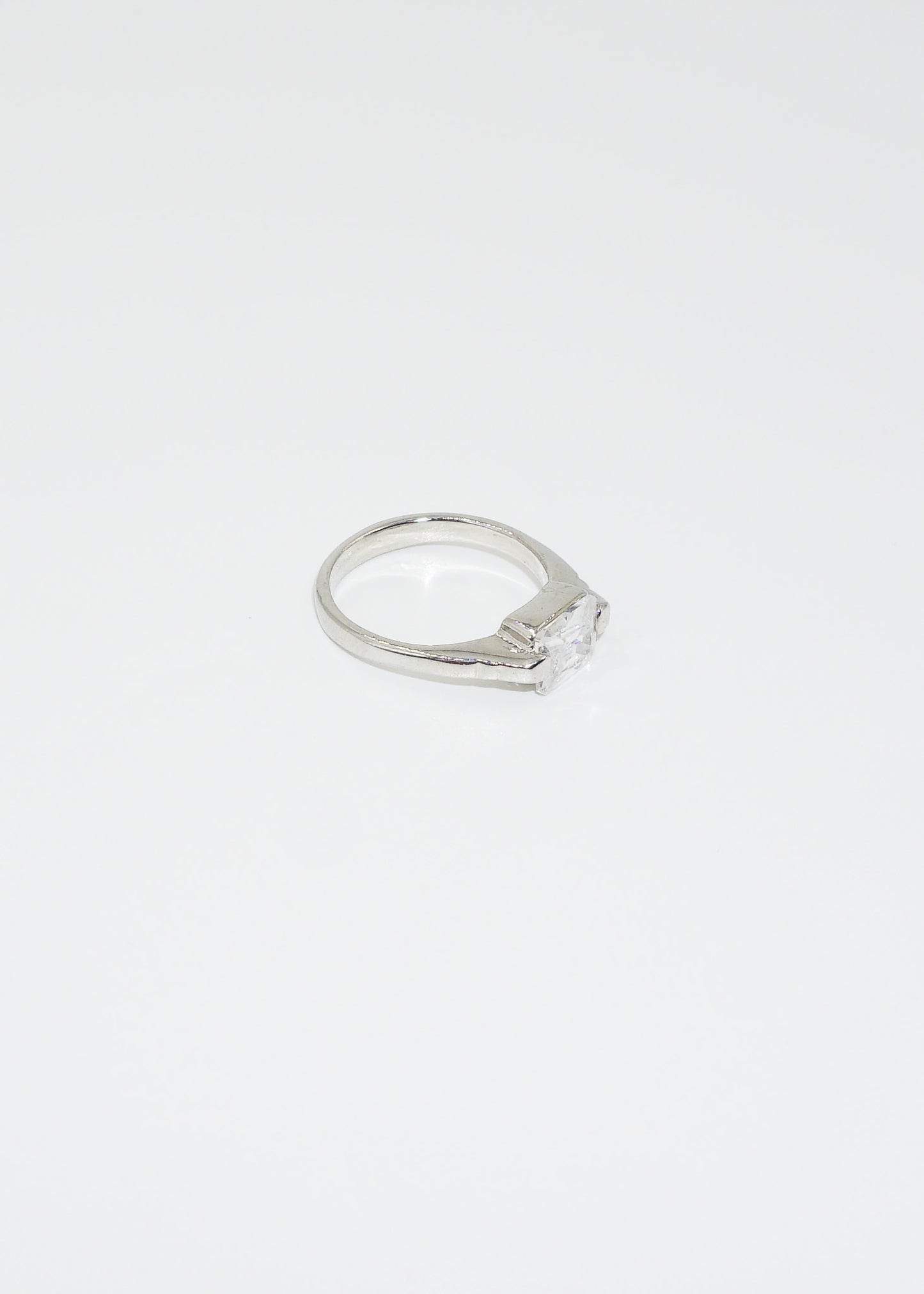 Anillo básico zirconia rectángular