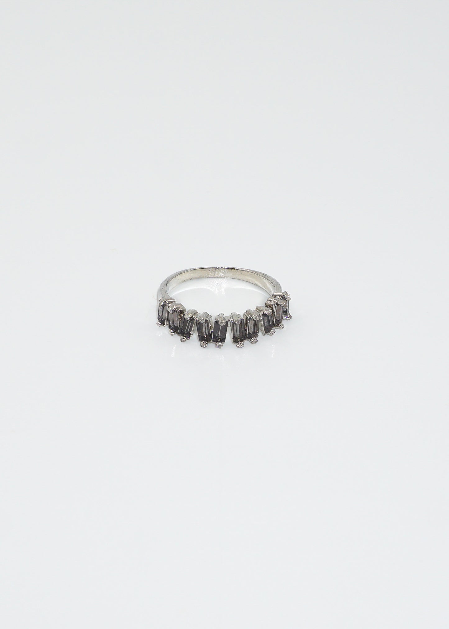Anillo con terminación de zirconias grises marengo