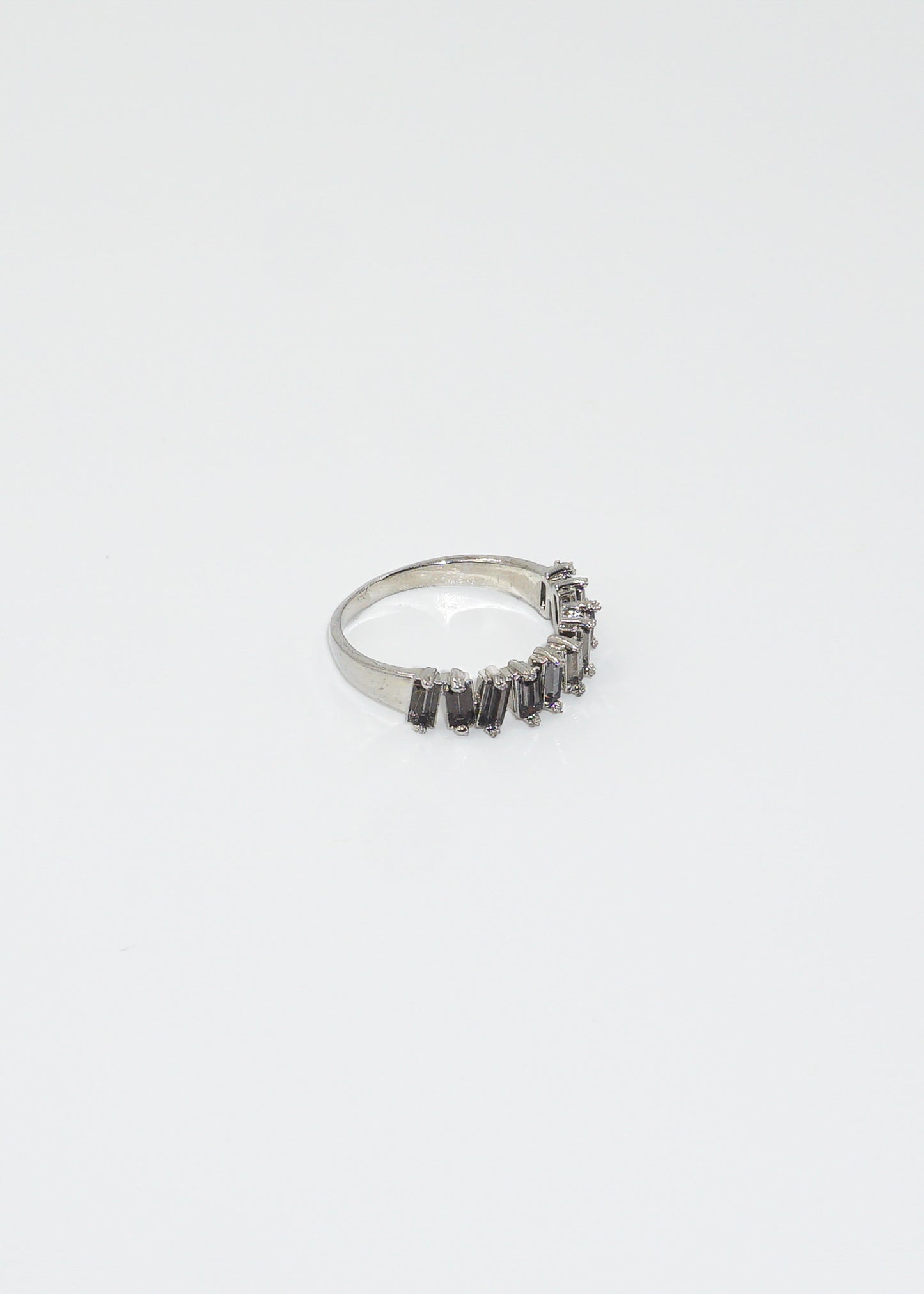 Anillo con terminación de zirconias grises marengo