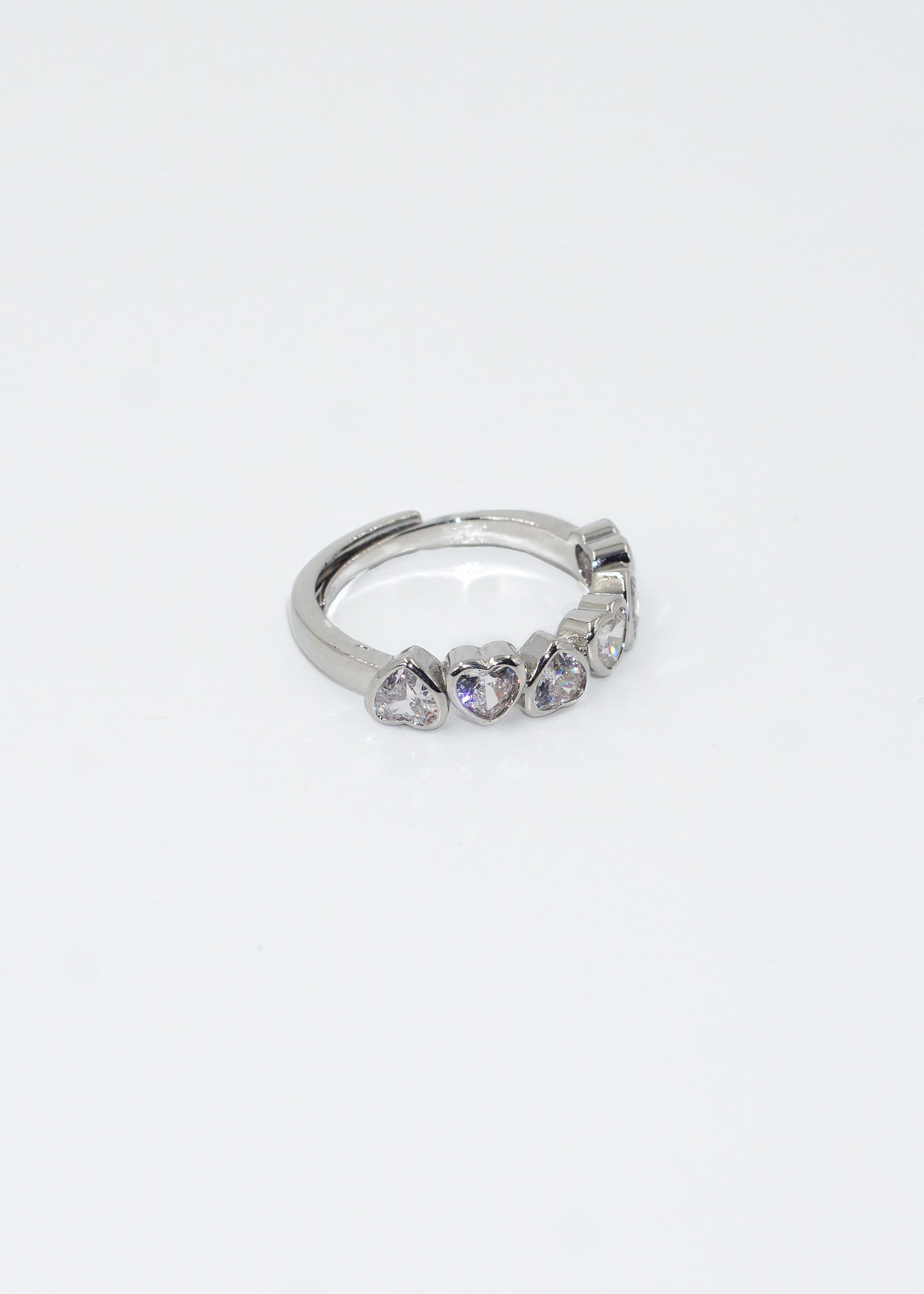 Anillo con corazones de zirconias blancas