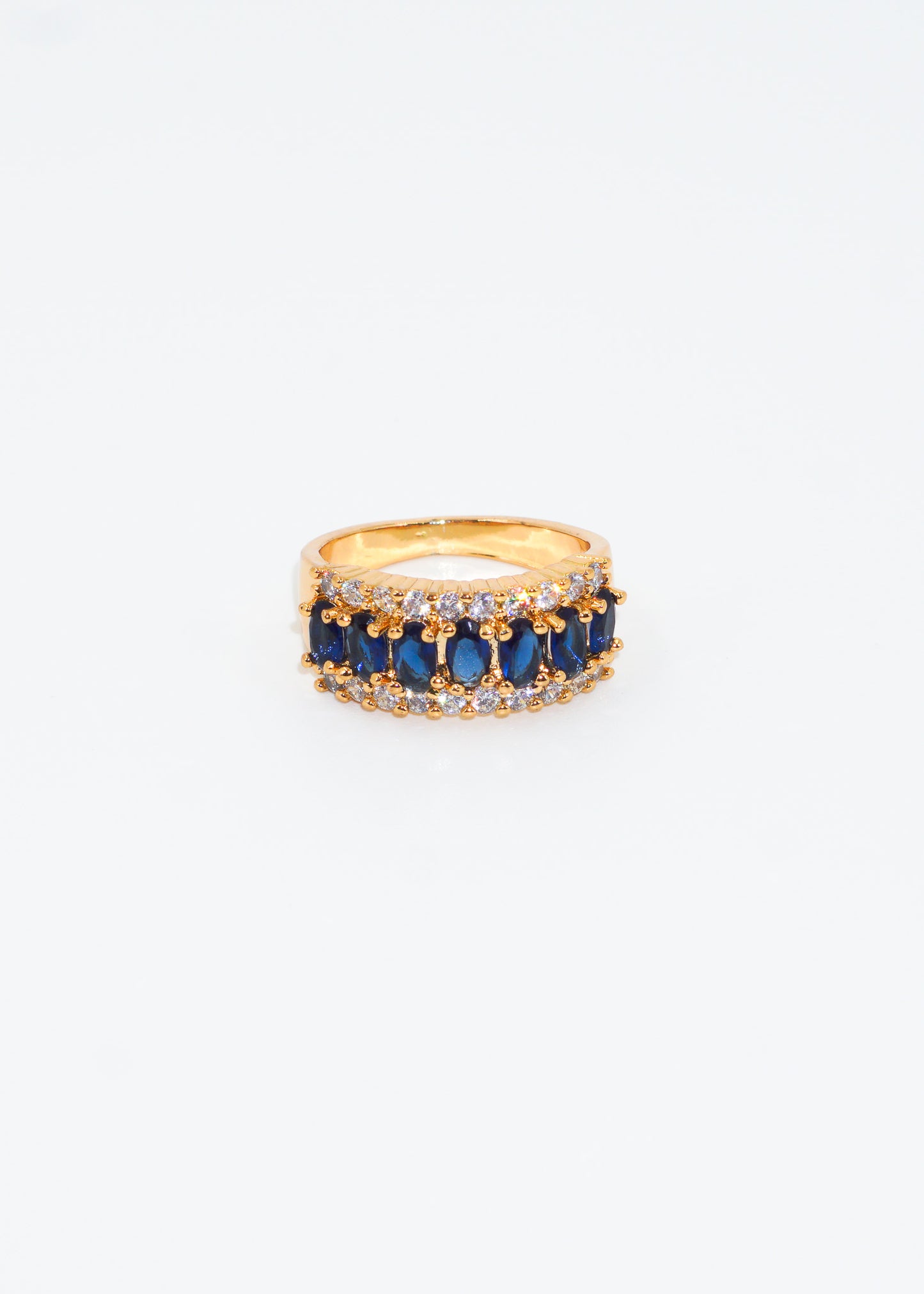Anillo con terminación de zirconias azules