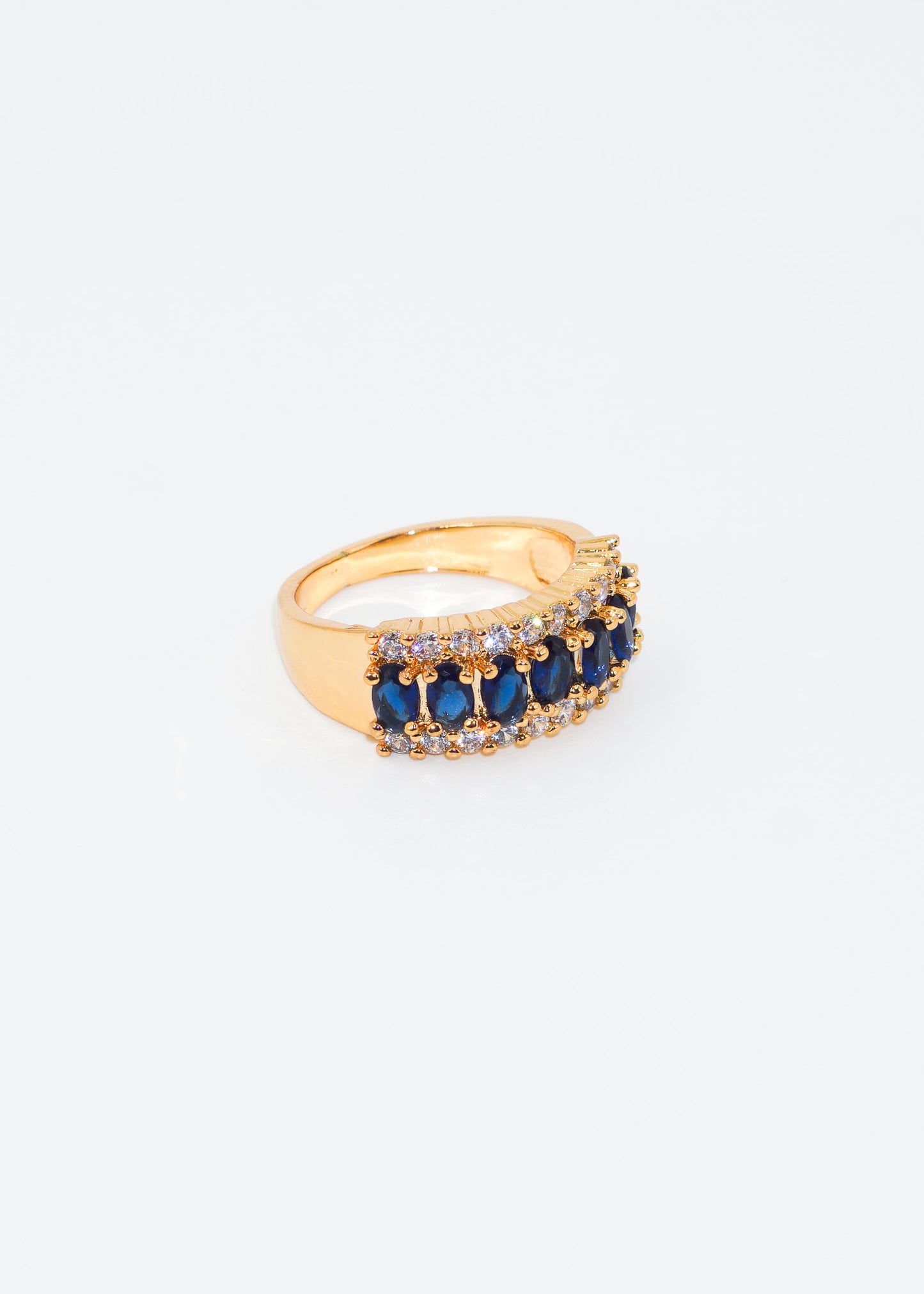 Anillo con terminación de zirconias azules
