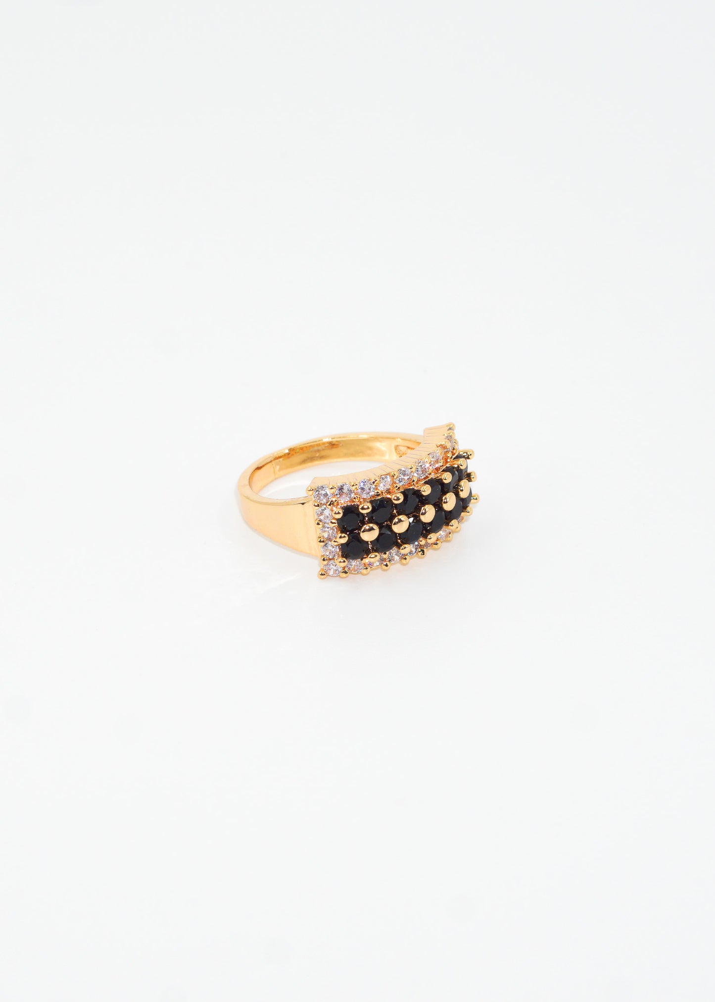 Anillo con terminación de zirconias negras