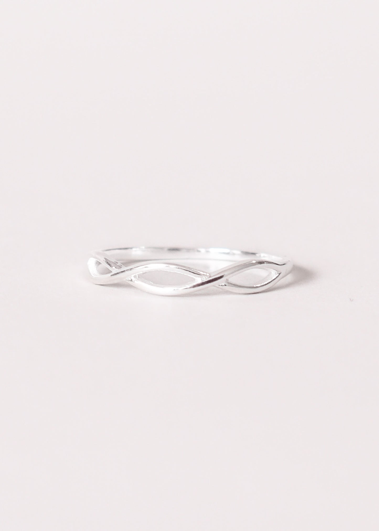 Anillo infinito liso enchapado en plata