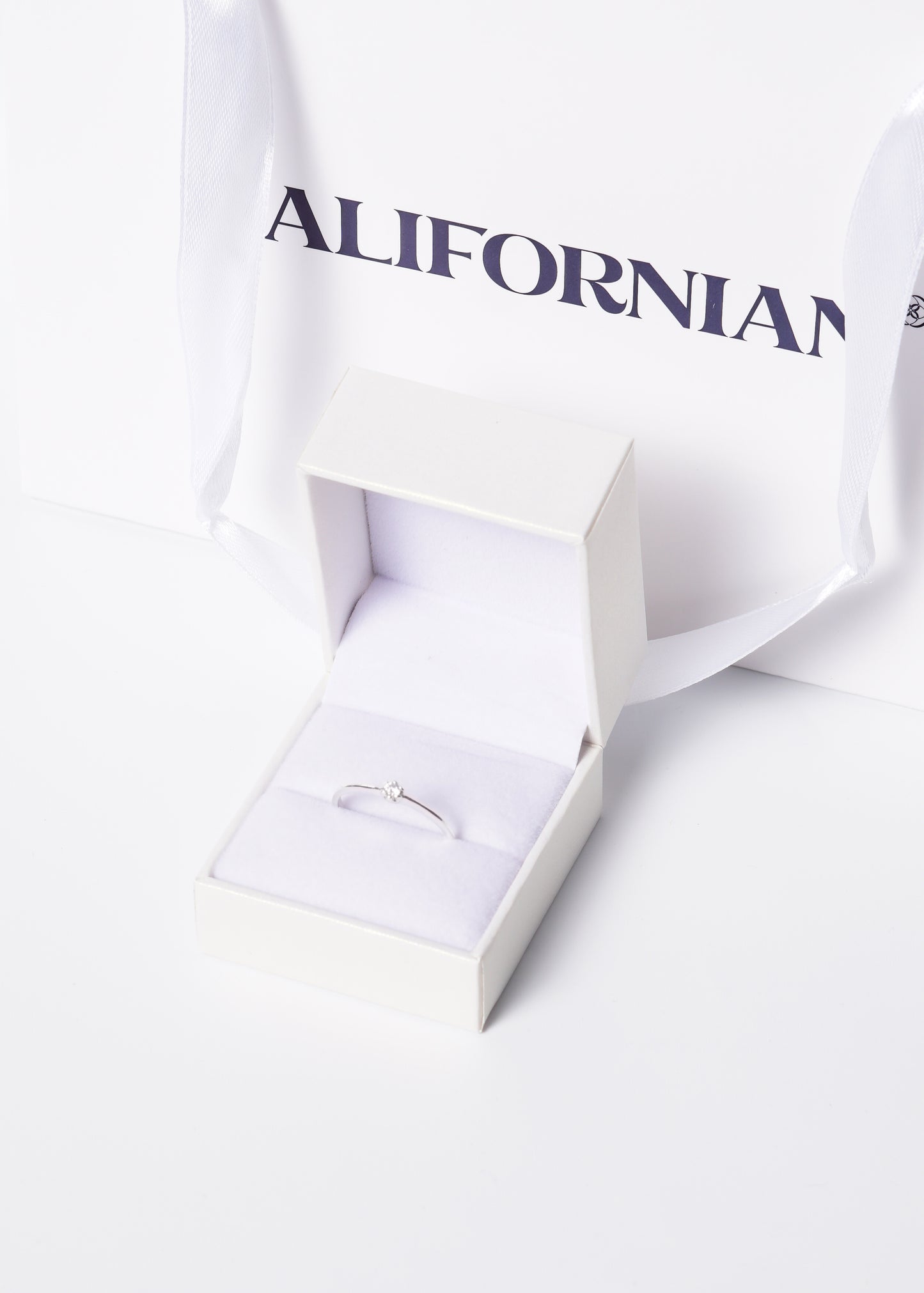 Anillo zirconias sin fin enchapado en plata + empaque lujo