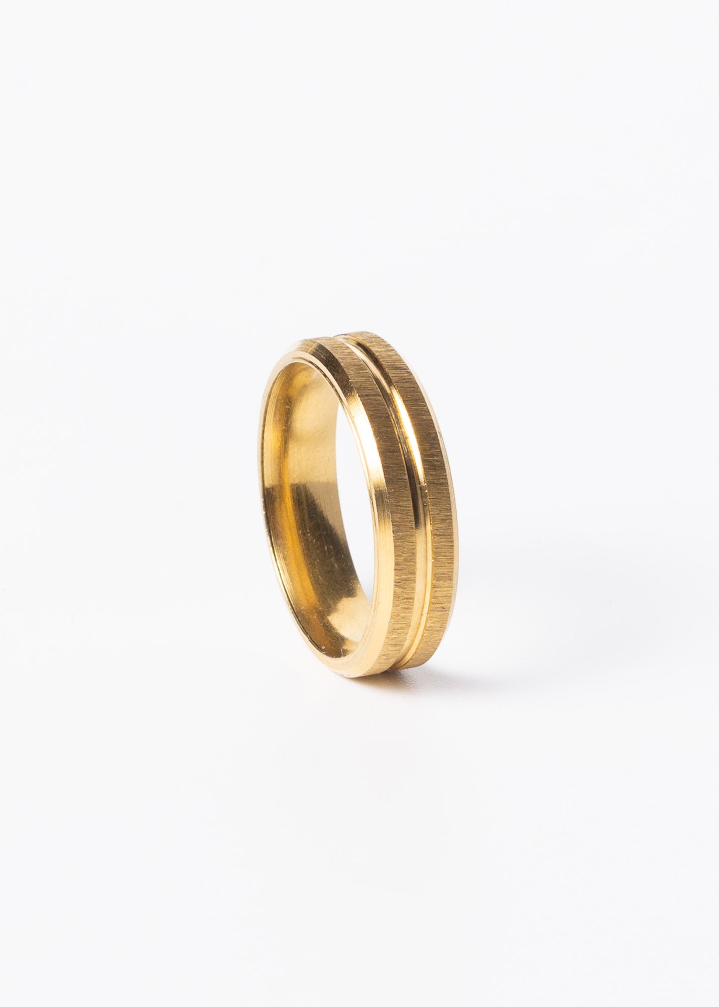 Anillo semi-fino esmerilado acero quirúrgico dorado