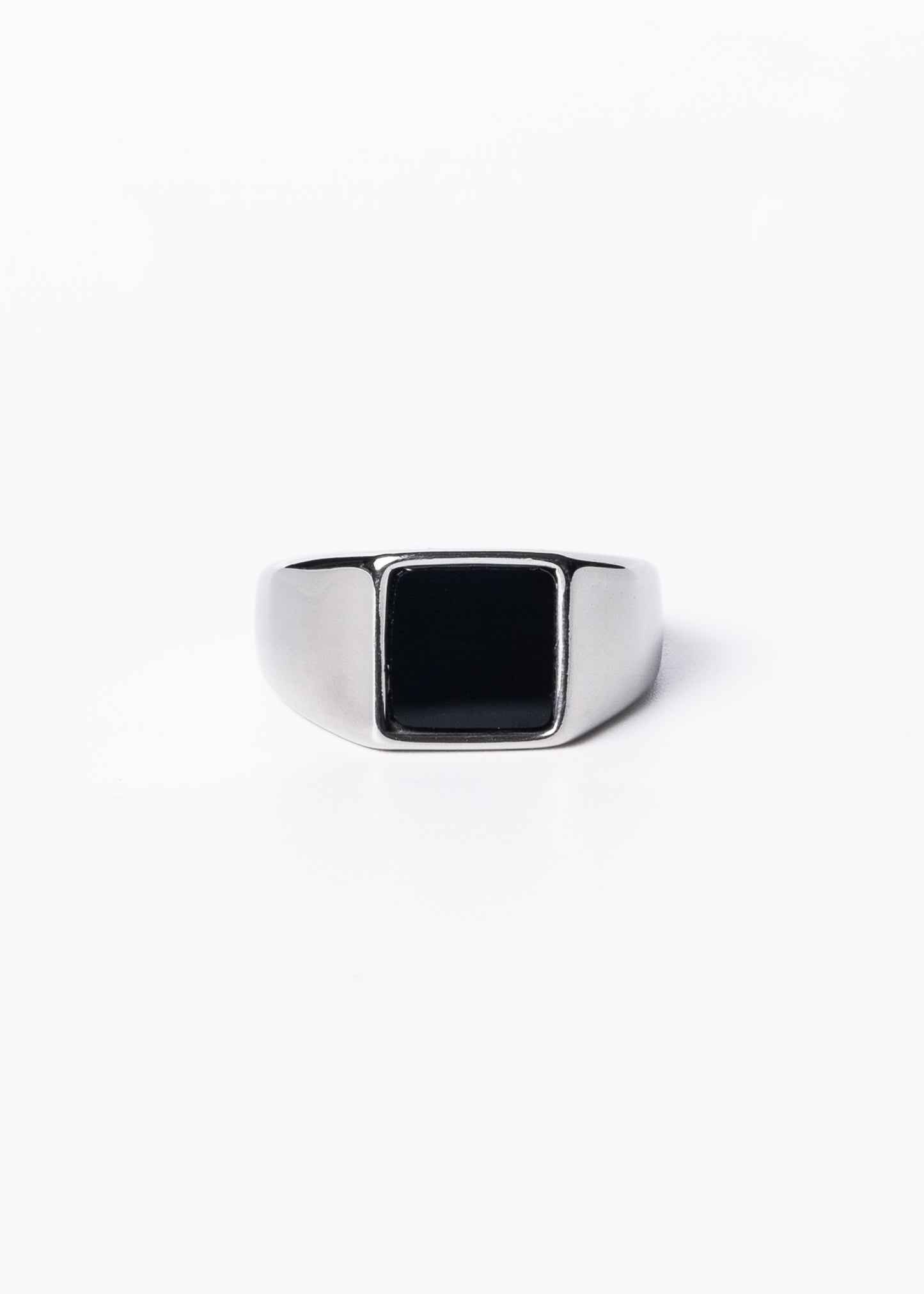 Anillo de mesa con piedra negra acero quirúrgico