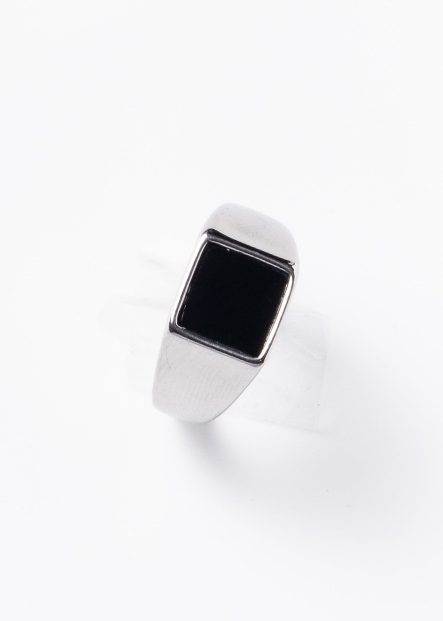 Anillo de mesa con piedra negra acero quirúrgico
