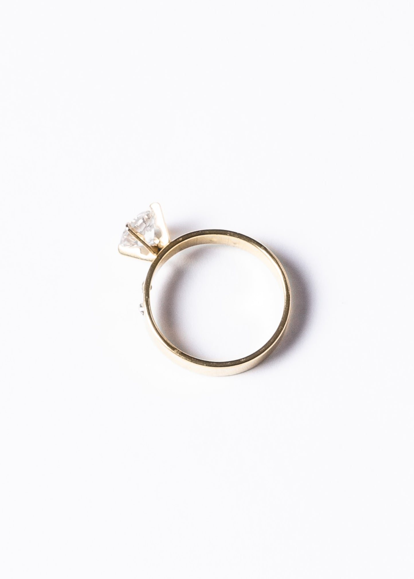 Anillo piedra al centro y laterales acero quirúrgico dorado