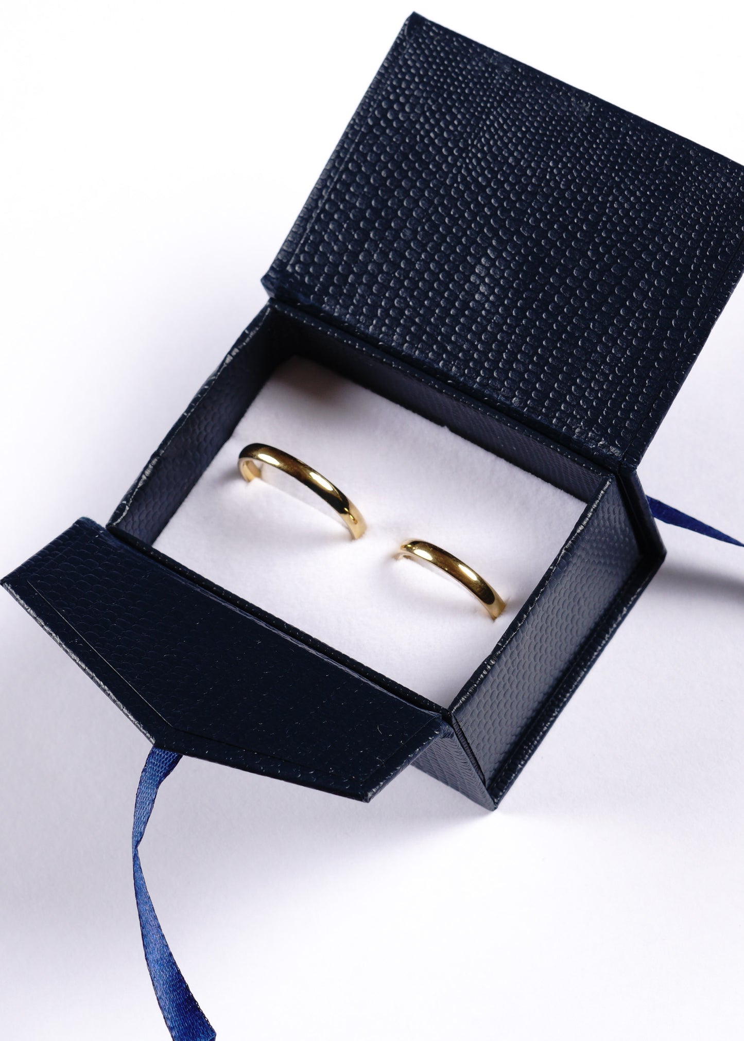 Alianzas bombé finas 2mm acero quirúrgico - Dorado