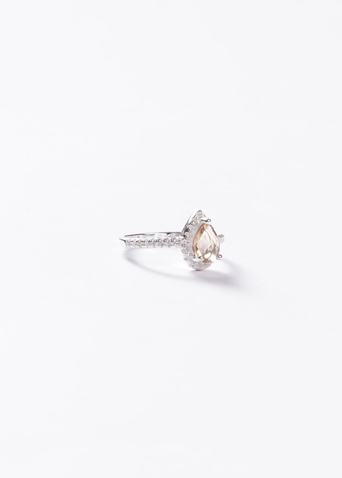 Anillo gota amarillo champagne zirconias laterales plata 925