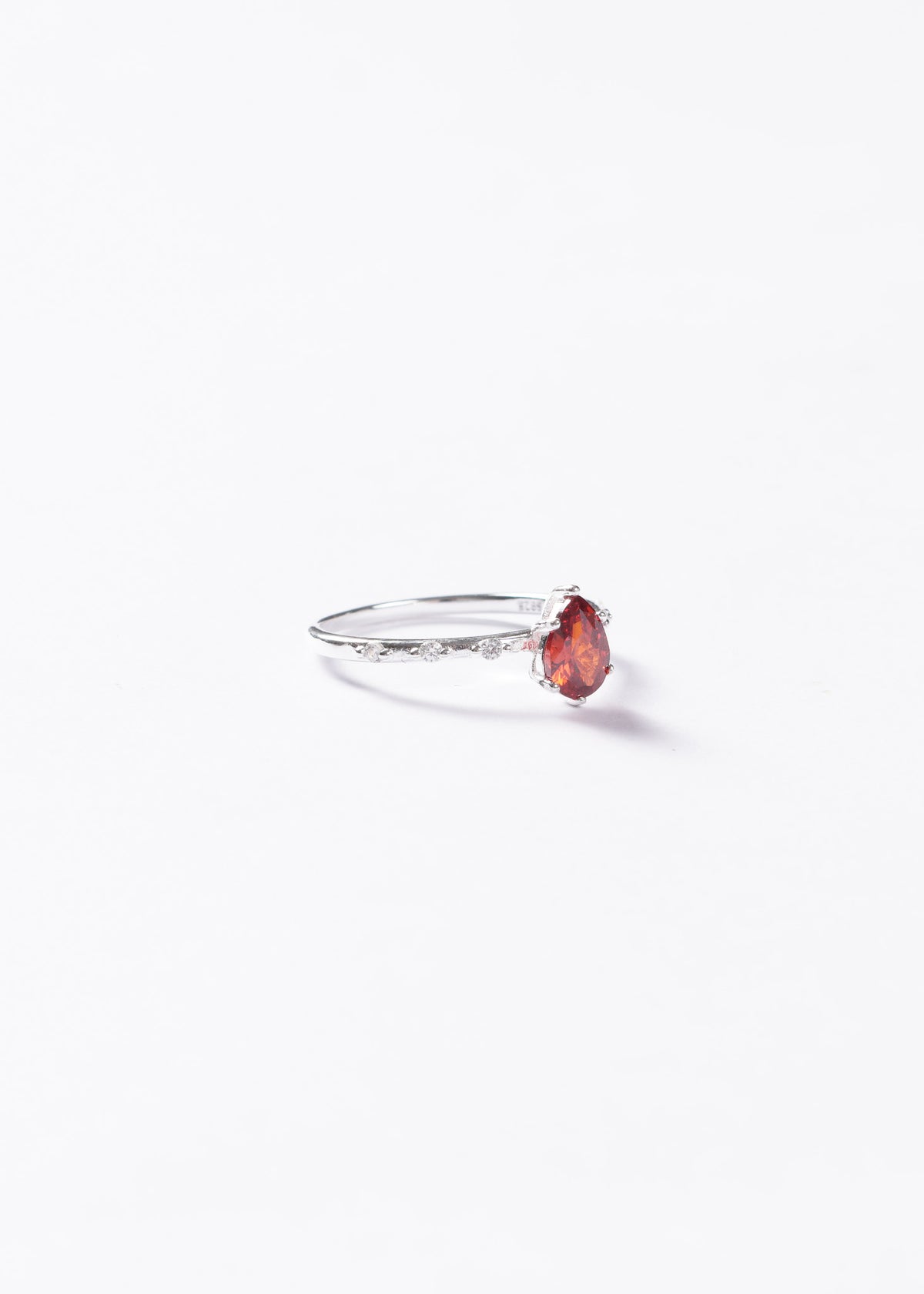 Anillo gota roja zirconia con laterales plata 925