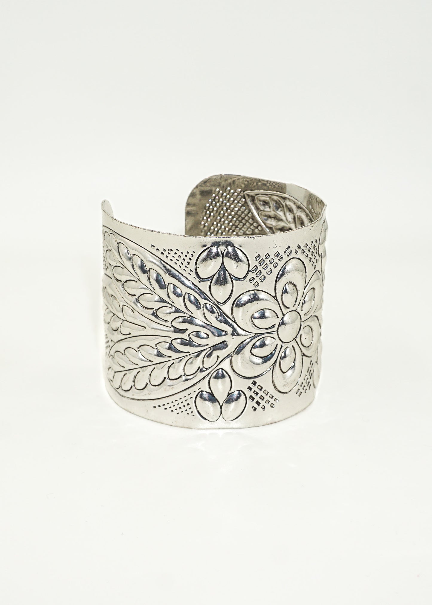 Pulsera brazalete con diseño de flores