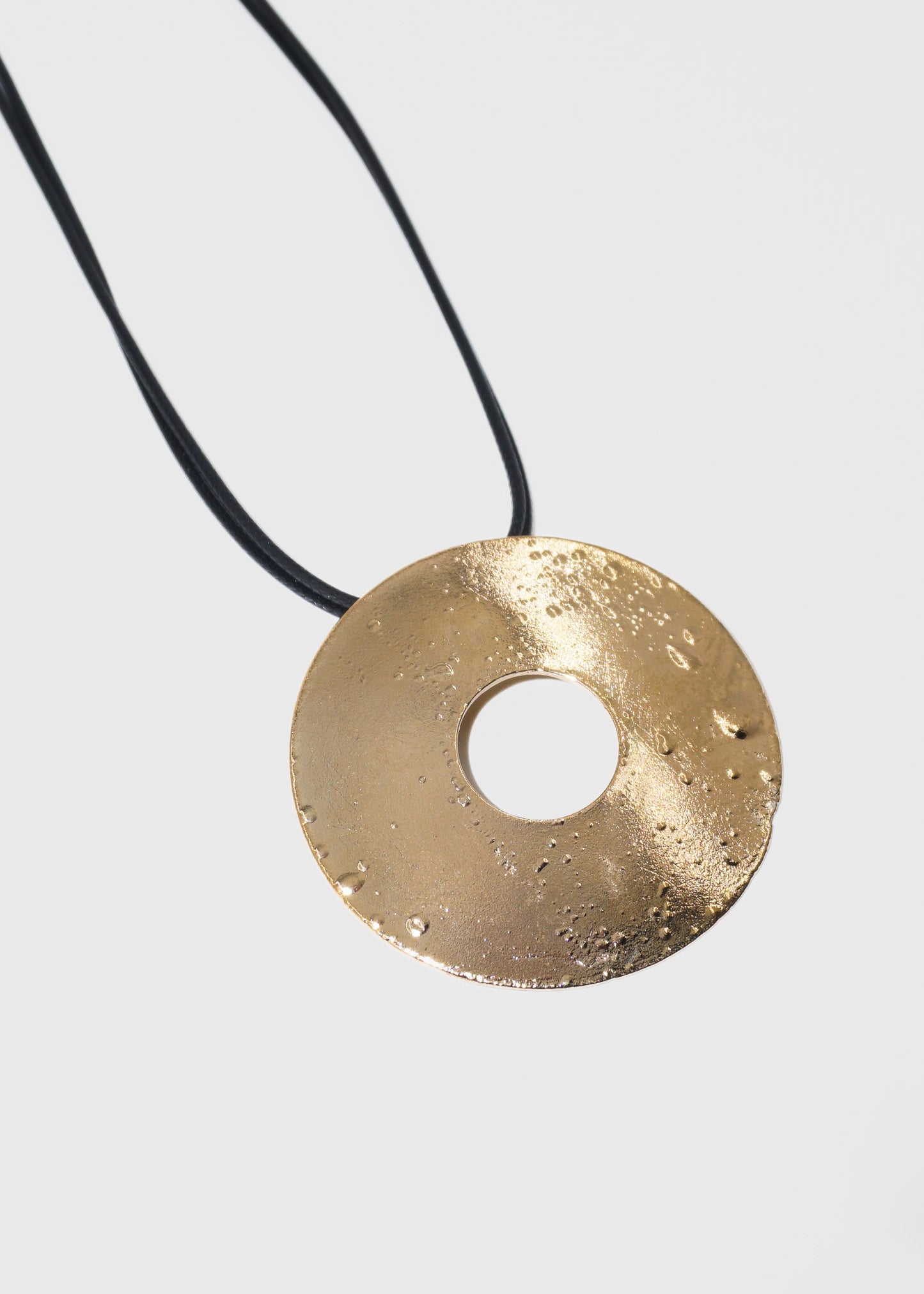 Collar doble cuerina con dije redondo vintage