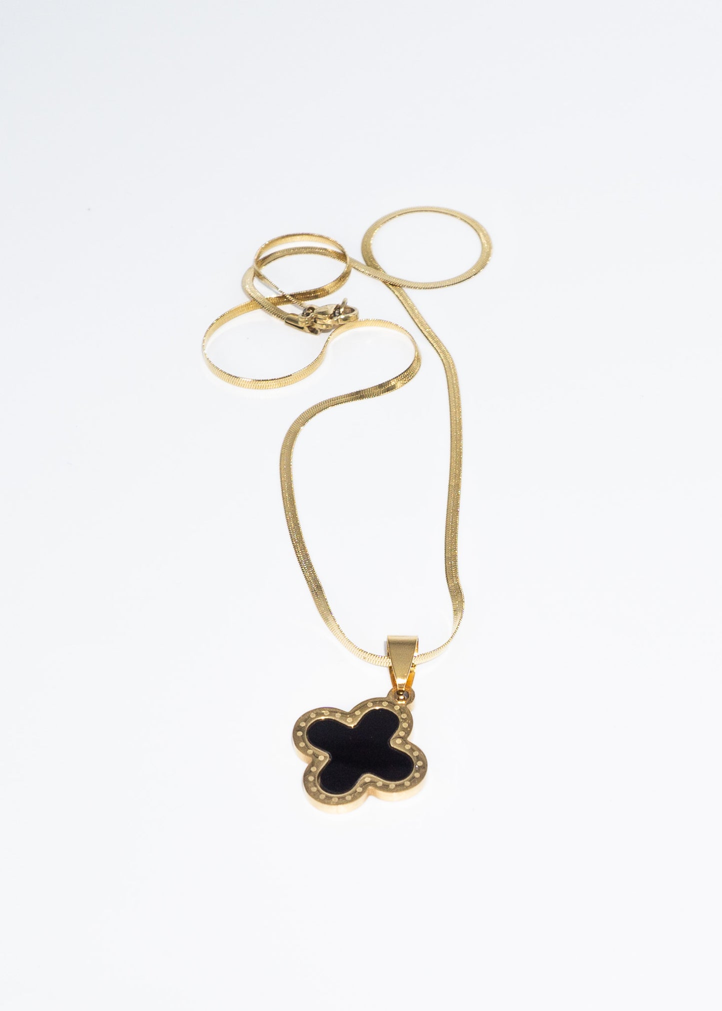 Cadena collar con dije trébol negro acero quirúrgico