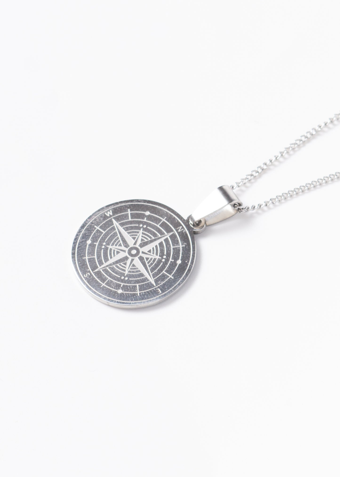 Cadena con dije medalla brújula acero quirúrgico