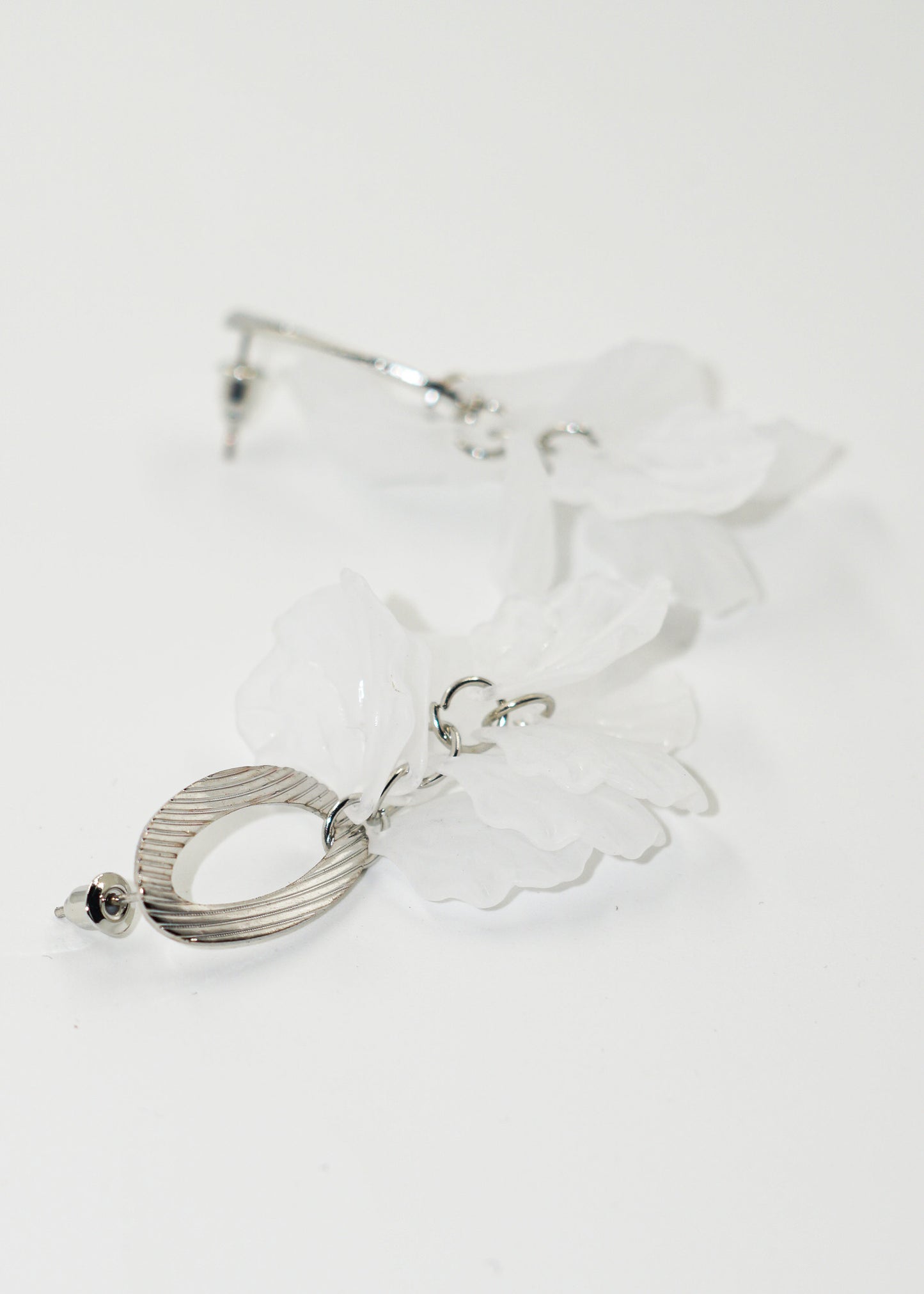 Caravanas aro ovalado con flor pétalos de acrílico