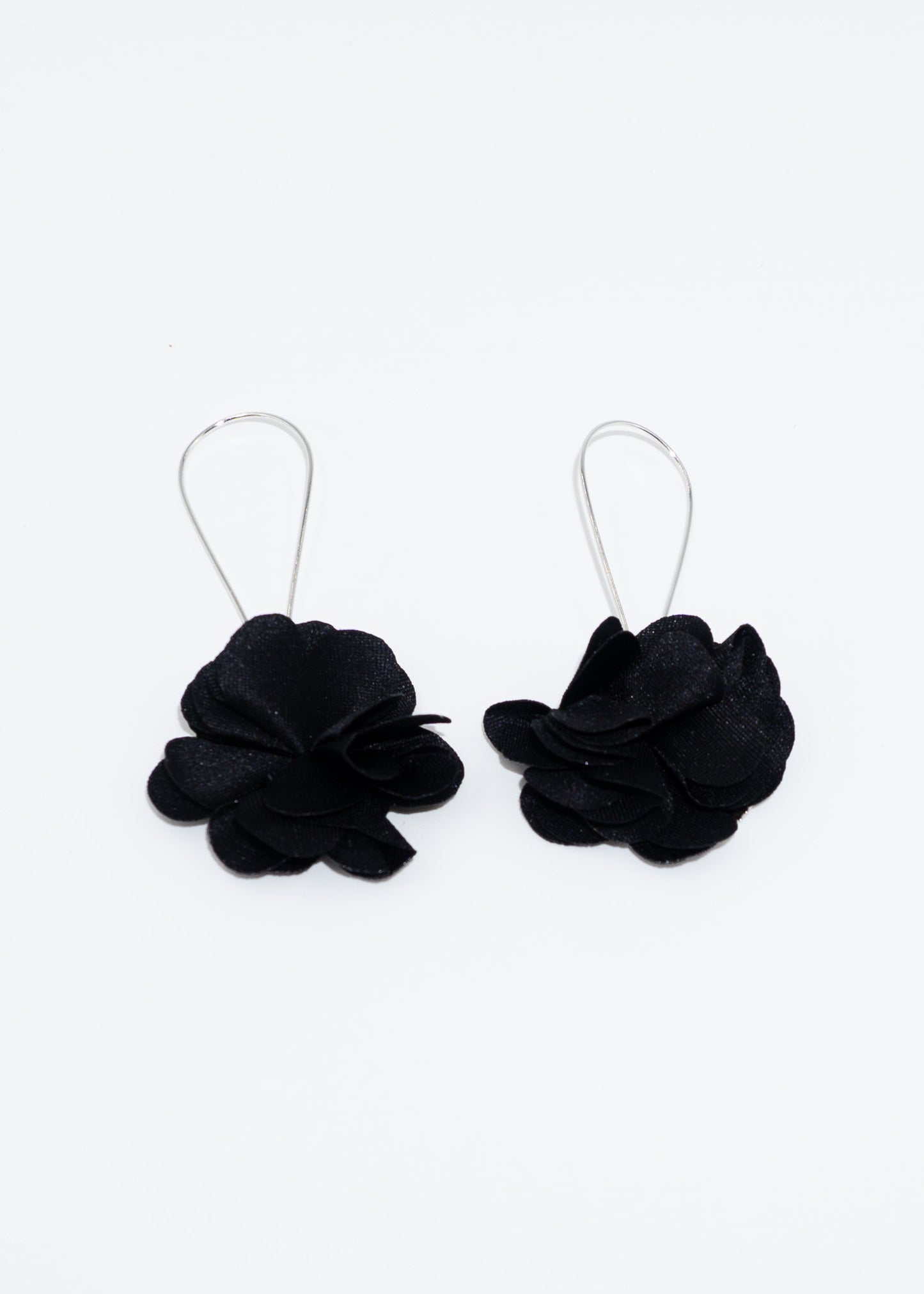 Caravanas flores de tela negra