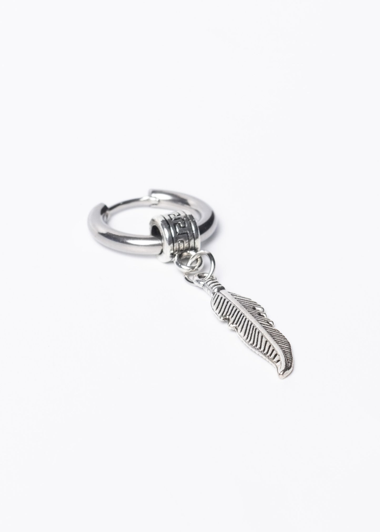 Aro con dije pluma griega acero quirúrgico