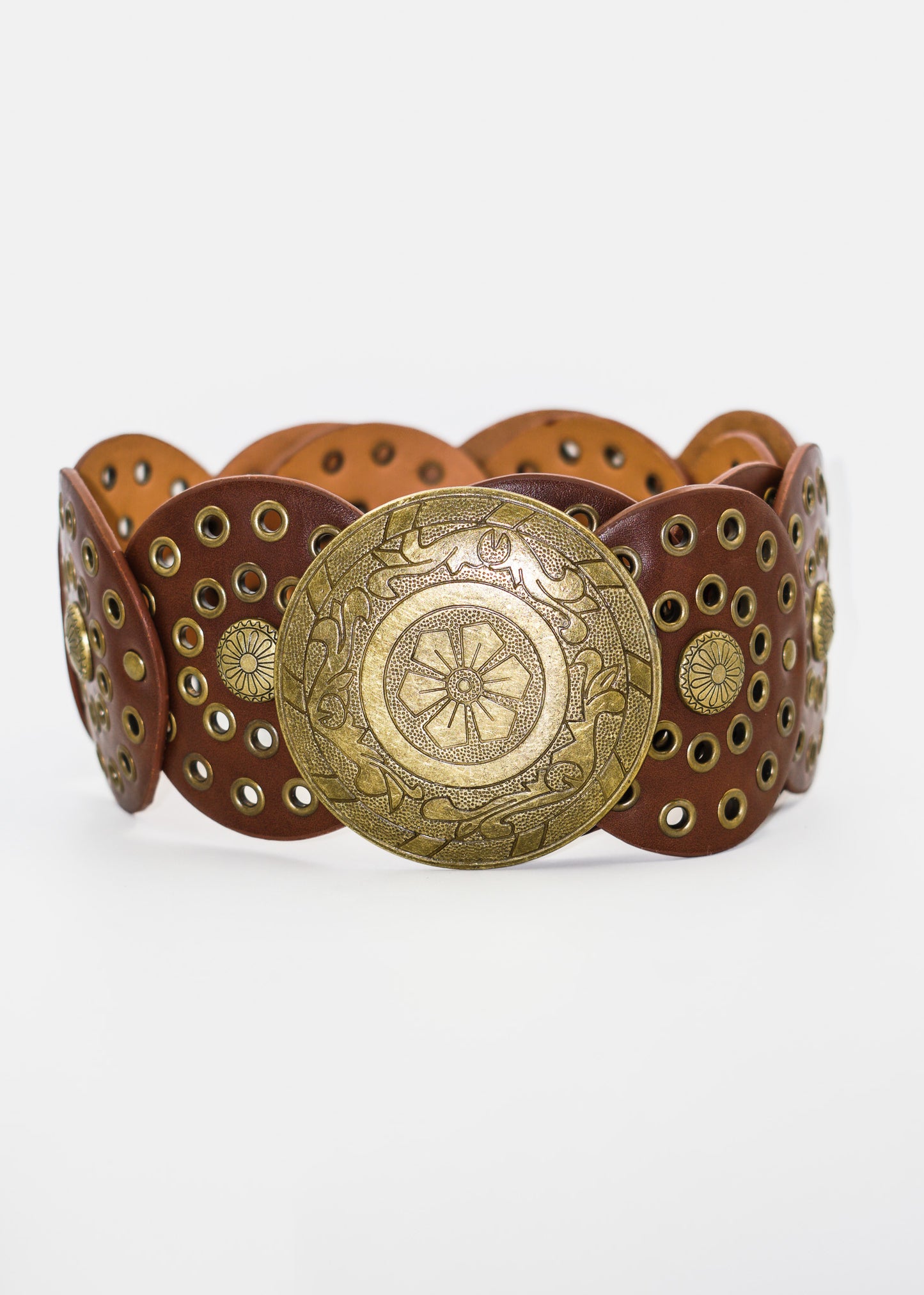 Cinto country vintage redondo con ojales y tachas