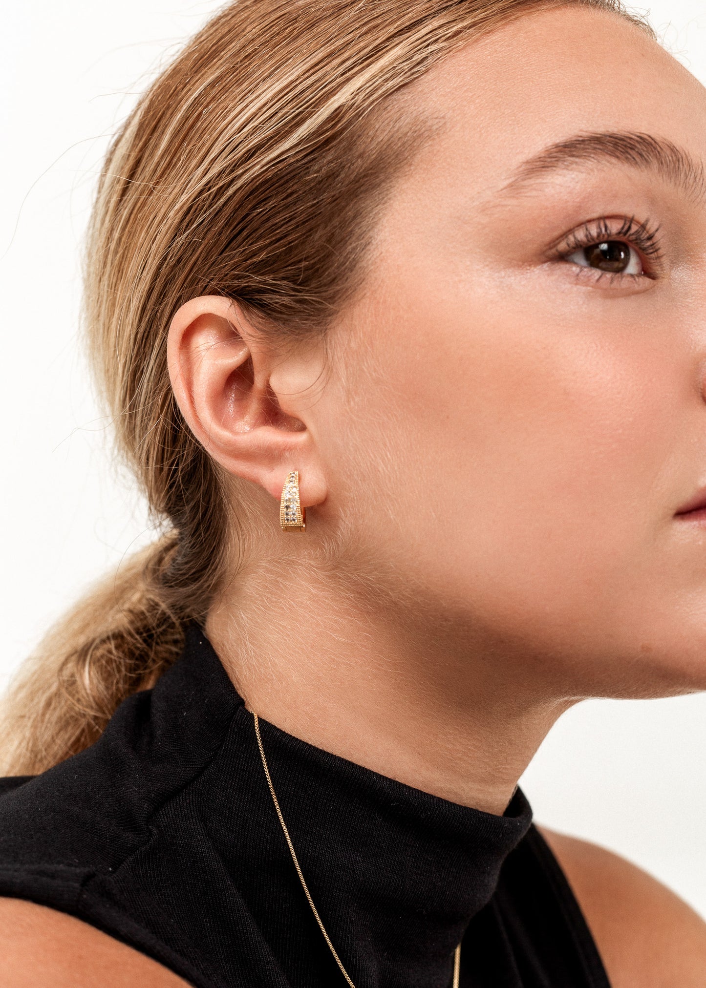 Caravanas aros europeos zirconias baño en oro 18k