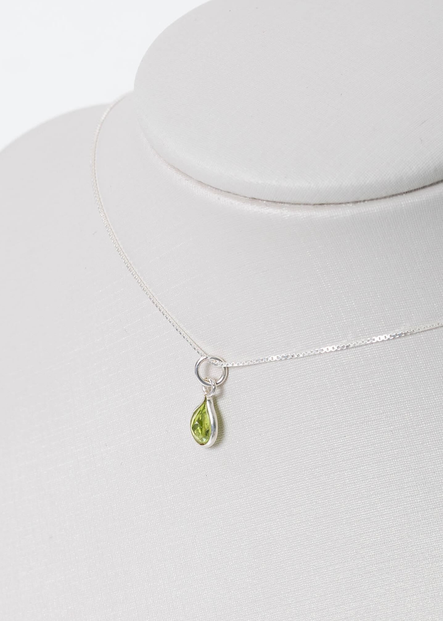 Cadena collar con dije gota peridoto mini plata 925 - Riqueza