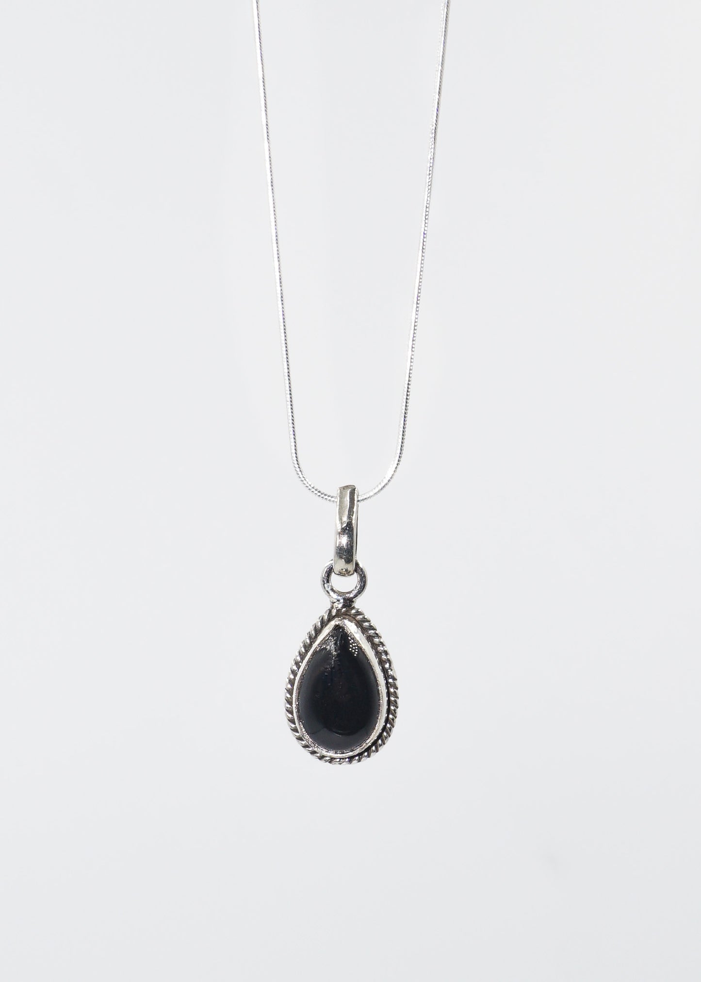 Cadena collar con dije gota piedra ónix plata 925