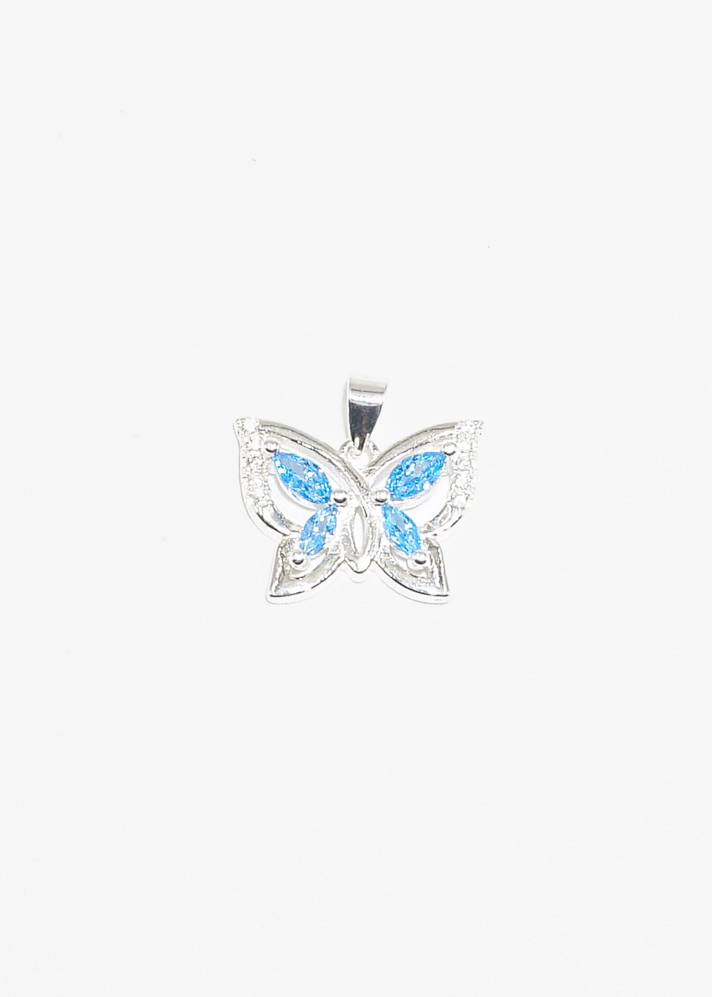 Dije mariposa con zirconias celestes y blancas plata 925
