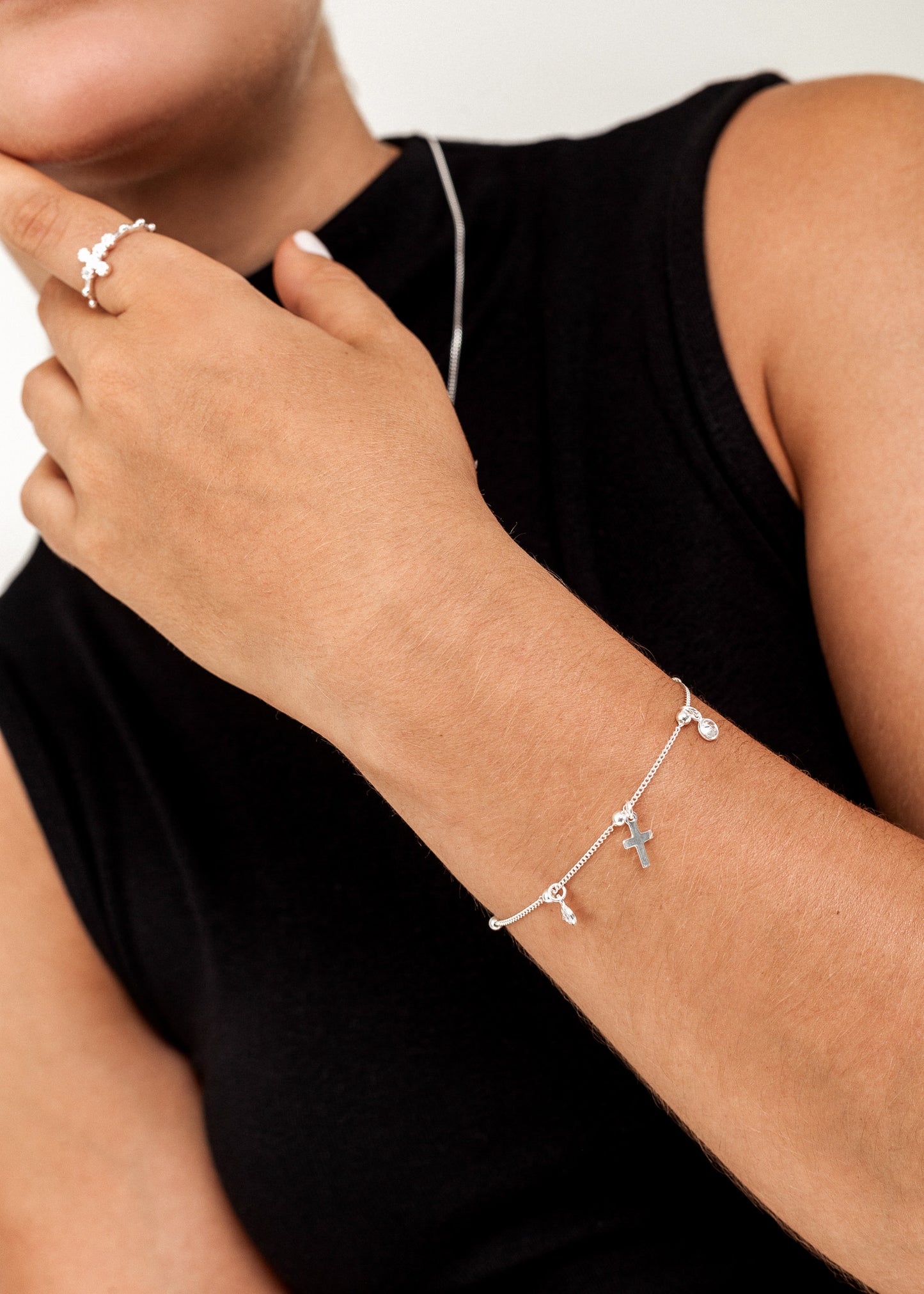Pulsera groumet dije cruz y puntos luz plata 925
