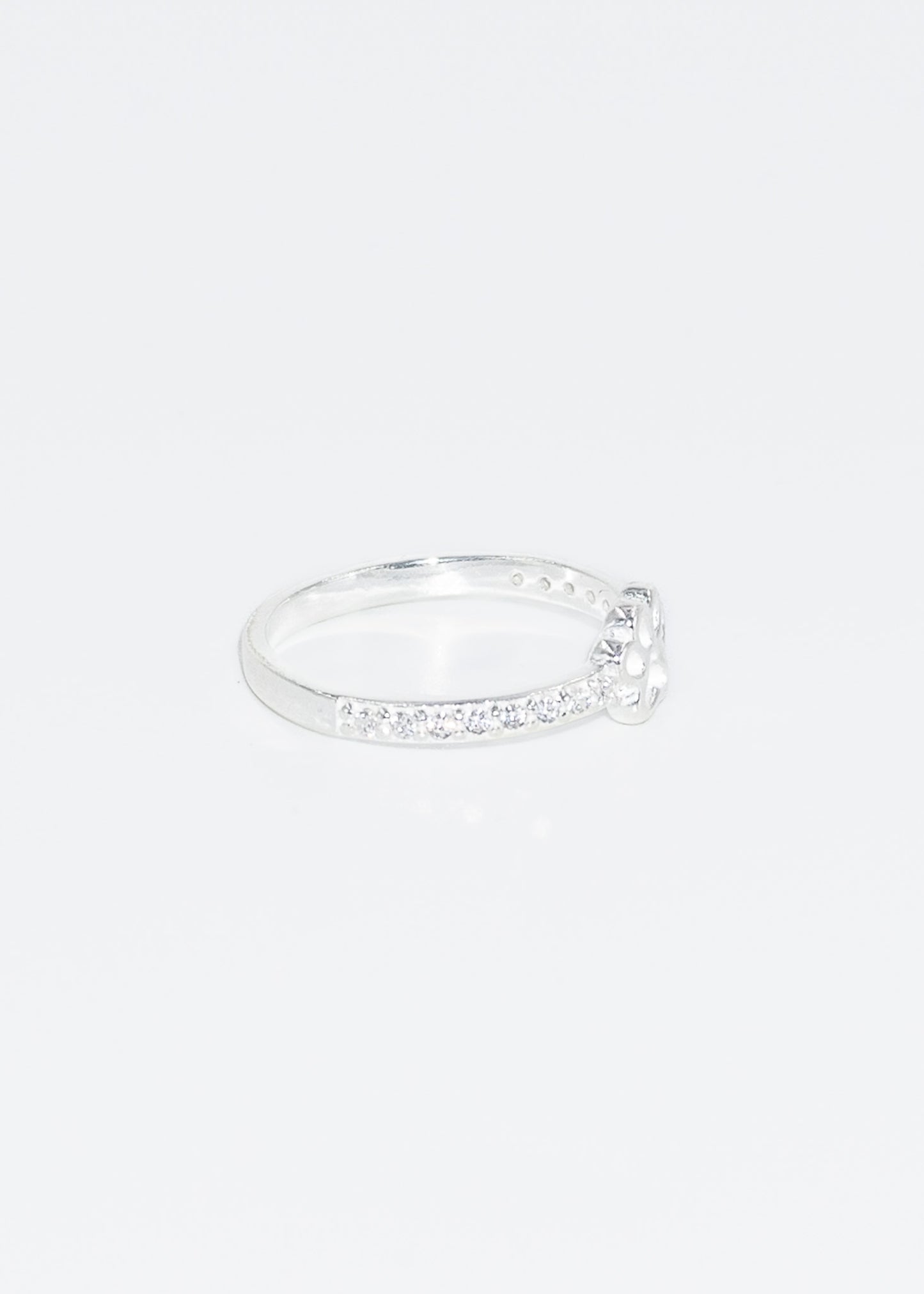 Anillo huella de perro con zirconias laterales plata 925