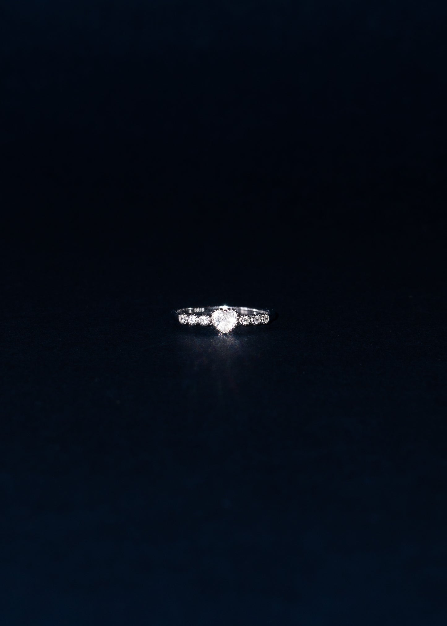 Anillo corazón y puntos luz laterales zirconias plata 925