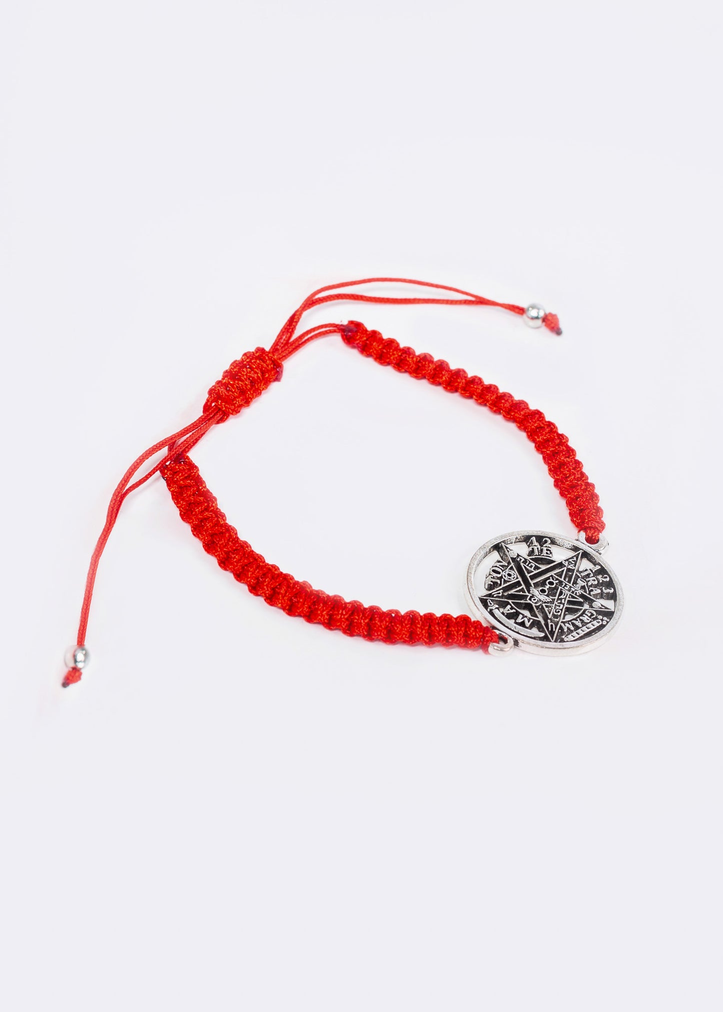 Pulsera de hilo con dije tetragrámaton
