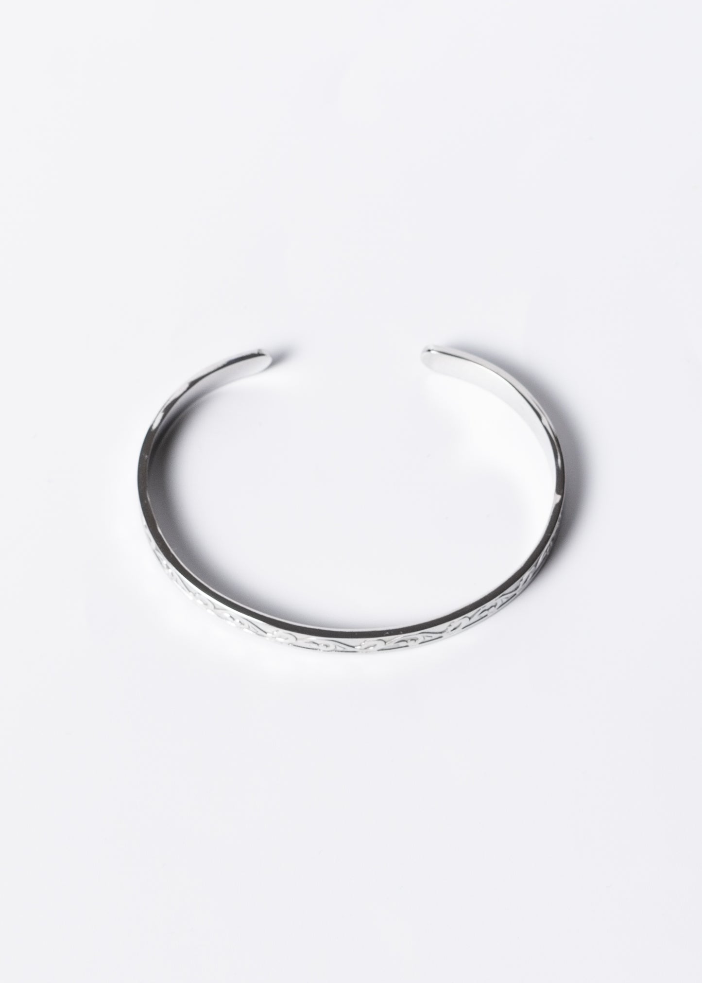 Pulsera esclava abierta esculpida acero quirúrgico