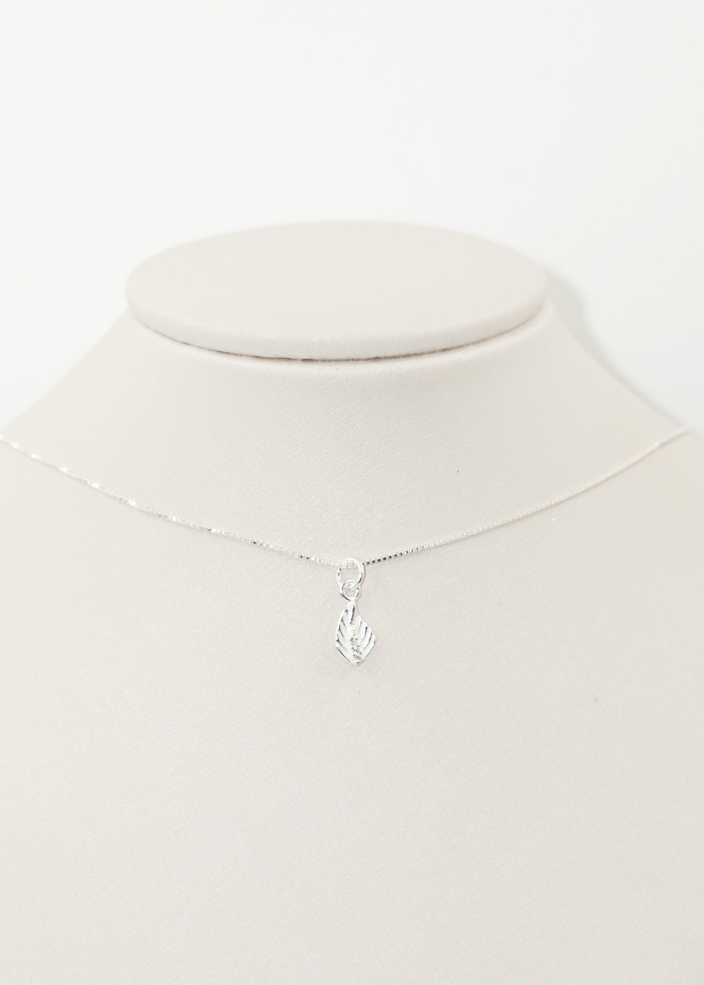 Cadena collar con dije hojita zirconia plata 925
