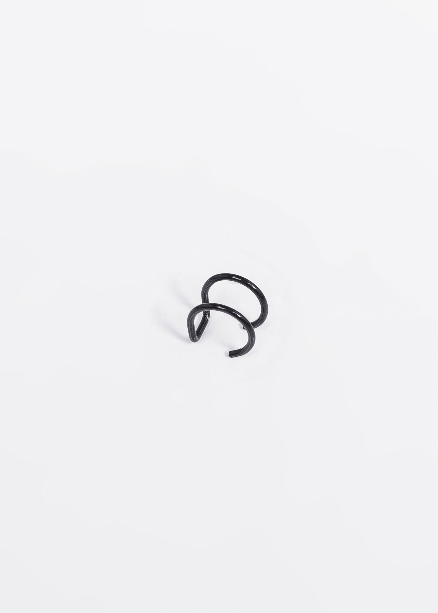 Ear cuff básico negro acero quirúrgico