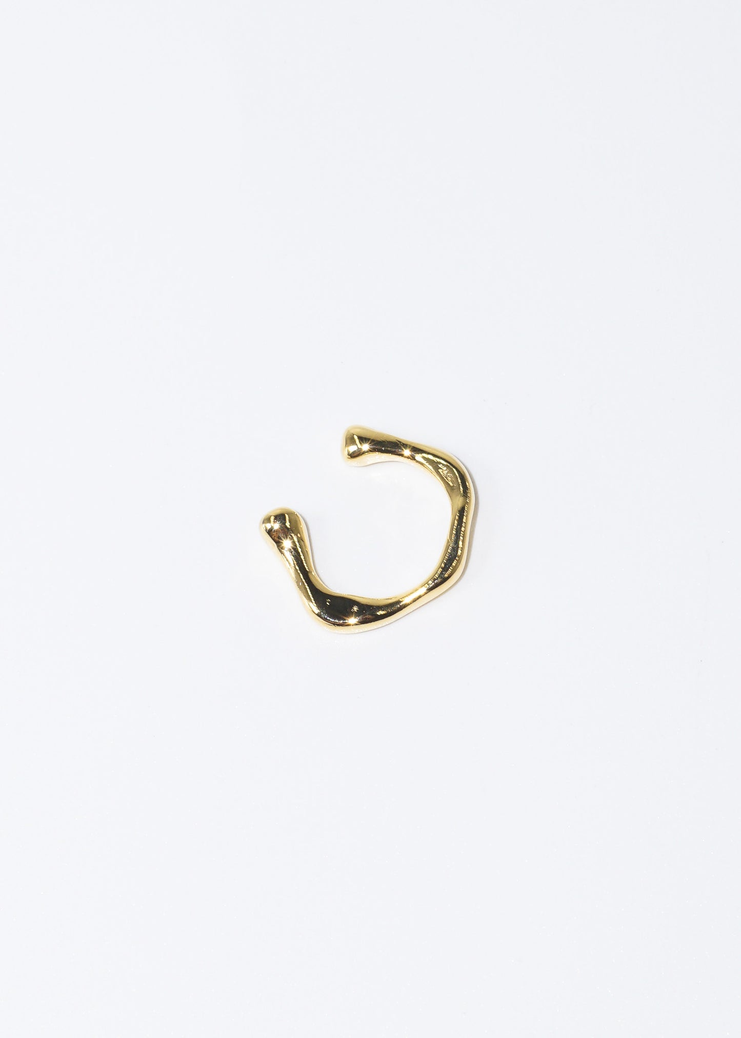 Aro ear cuff ondulante dorado