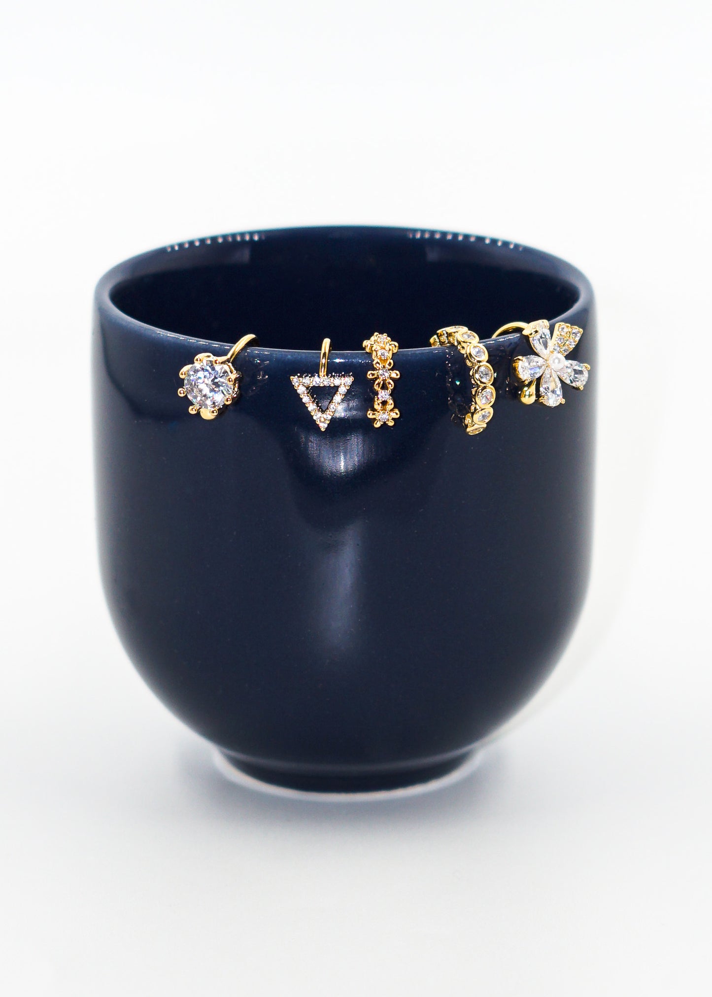 Ear cuff triángulo zirconias dorado