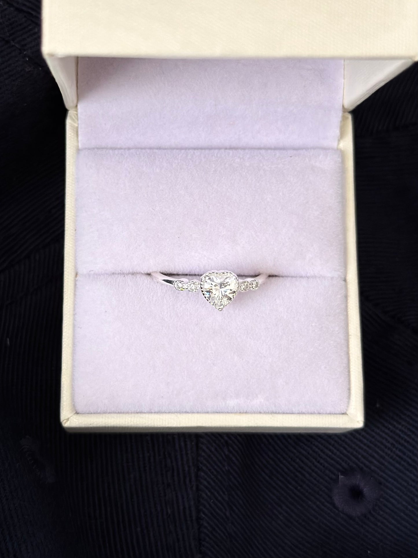 Anillo corazón central y puntos luz laterales plata 925