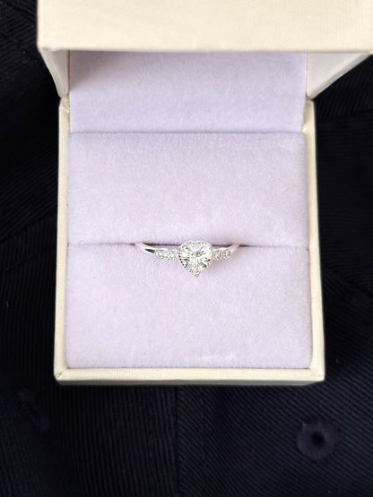 Anillo corazón central y puntos luz laterales plata 925