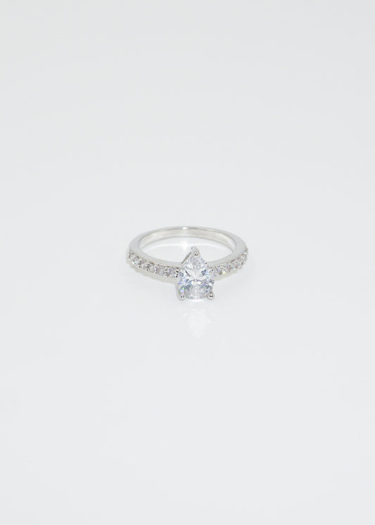 Anillo gota con laterales zirconias blancas